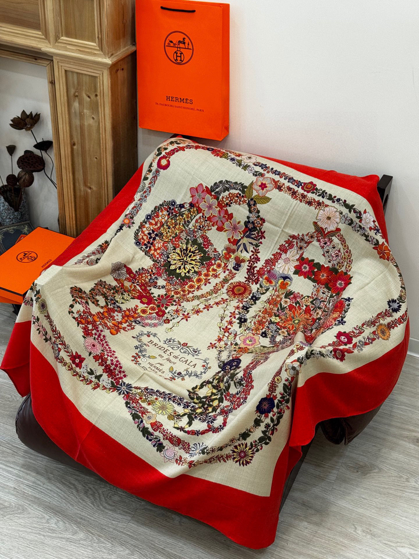  “华丽的缰辔花卉版”140丝毛方巾
【140顶级丝毛双面同色披肩】

手工卷边丝毛方巾（30%真丝70