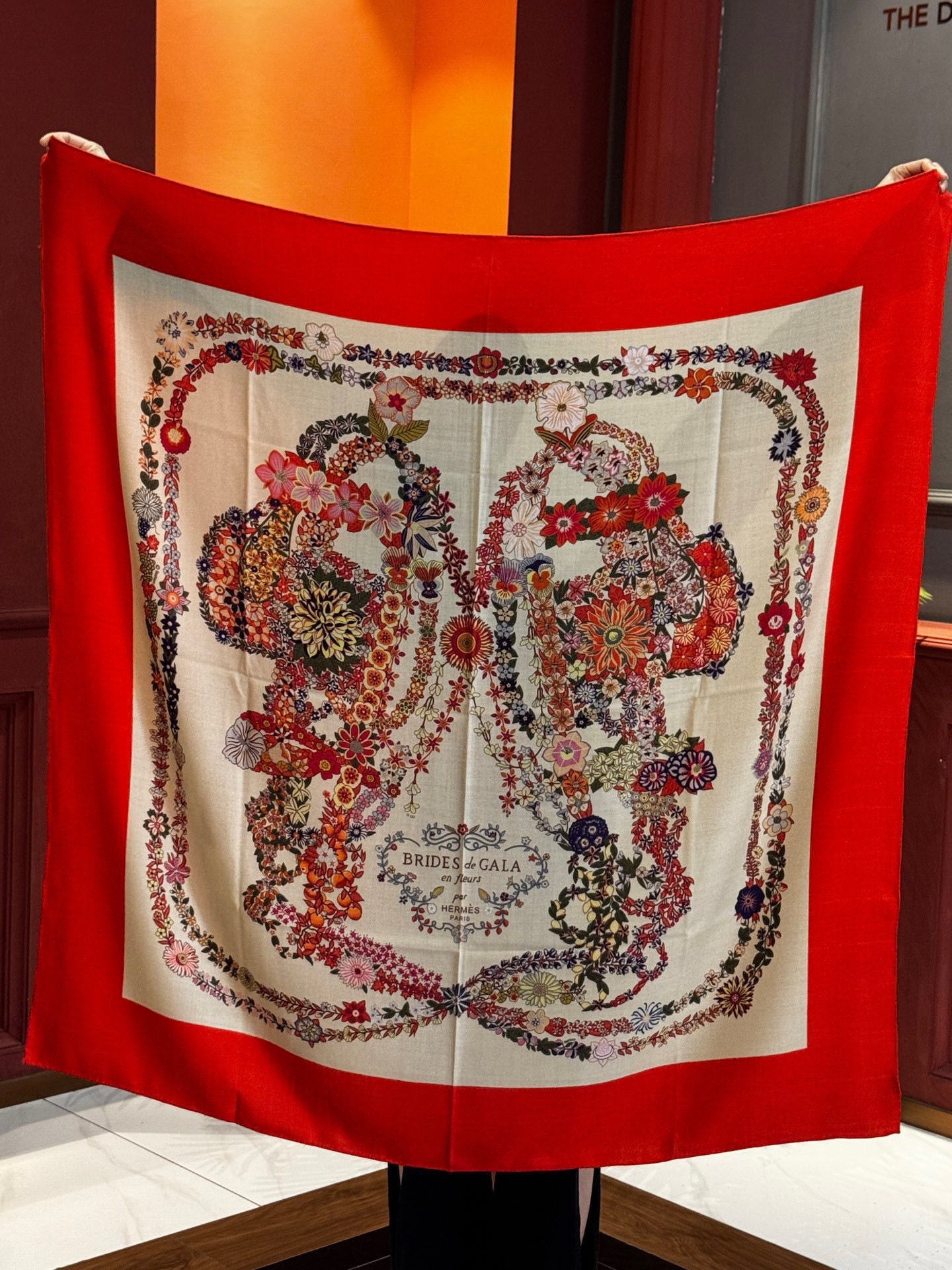  “华丽的缰辔花卉版”140丝毛方巾
【140顶级丝毛双面同色披肩】

手工卷边丝毛方巾（30%真丝70