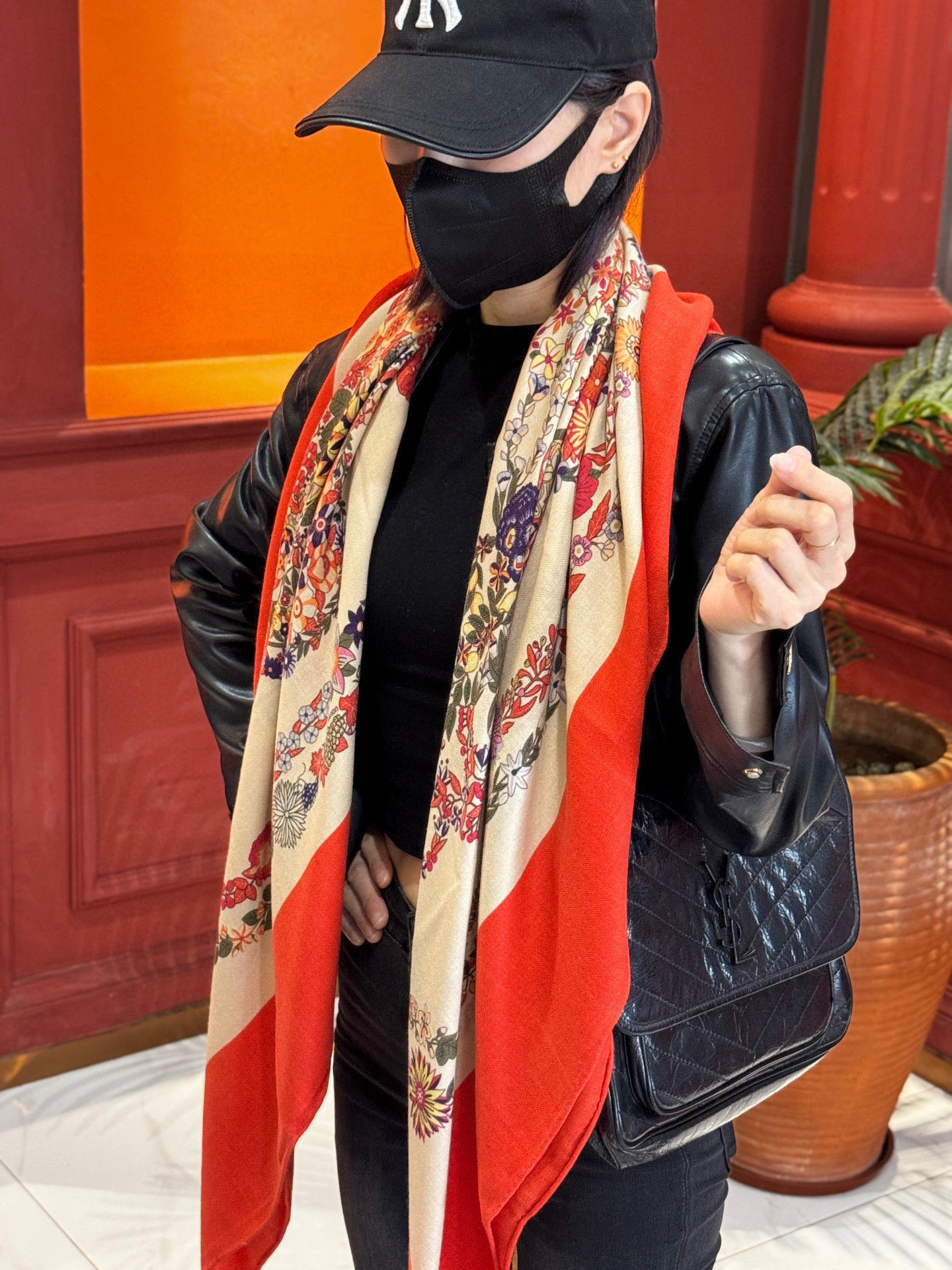  “华丽的缰辔花卉版”140丝毛方巾
【140顶级丝毛双面同色披肩】

手工卷边丝毛方巾（30%真丝70