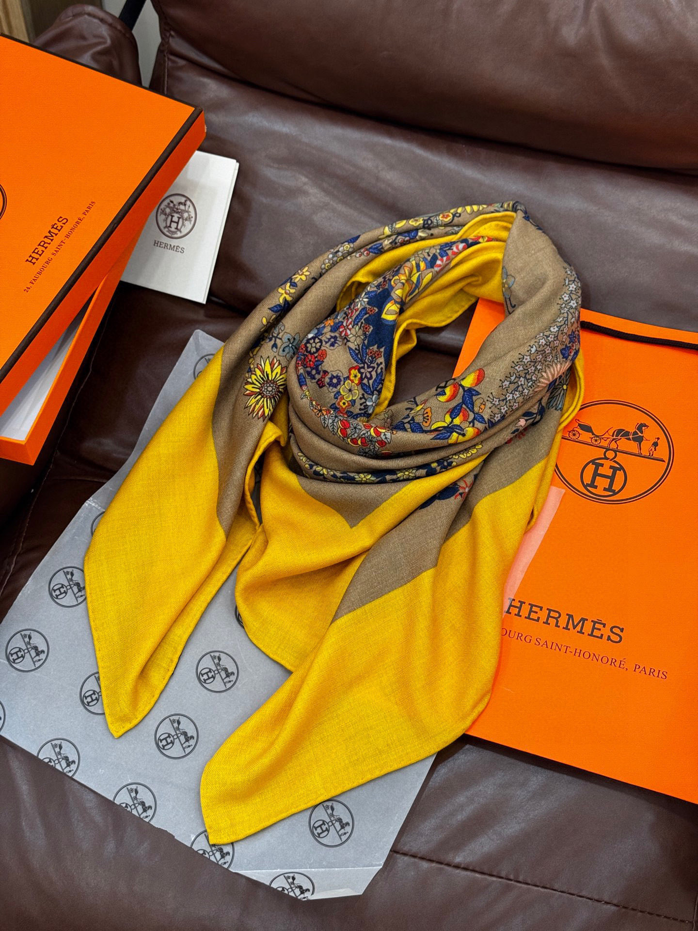  “华丽的缰辔花卉版”140丝毛方巾
【140顶级丝毛双面同色披肩】

手工卷边丝毛方巾（30%真丝70