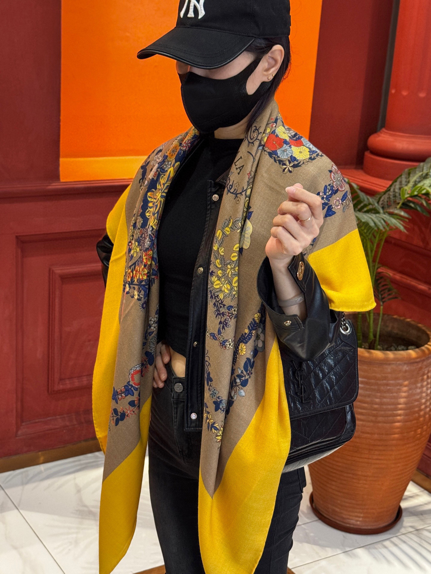  “华丽的缰辔花卉版”140丝毛方巾
【140顶级丝毛双面同色披肩】

手工卷边丝毛方巾（30%真丝70