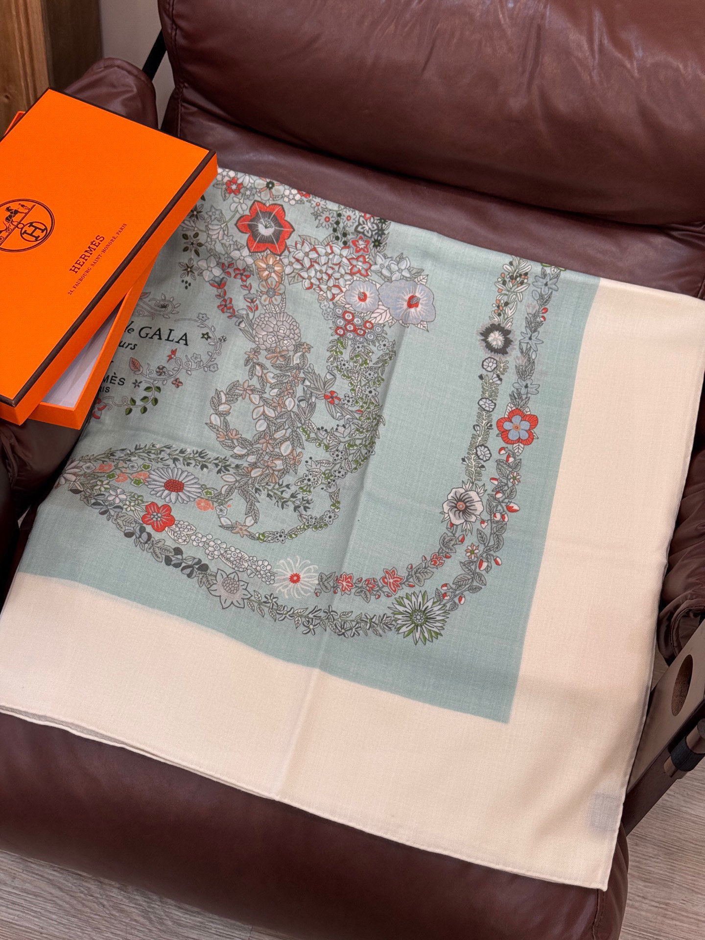  “华丽的缰辔花卉版”140丝毛方巾
【140顶级丝毛双面同色披肩】

手工卷边丝毛方巾（30%真丝70