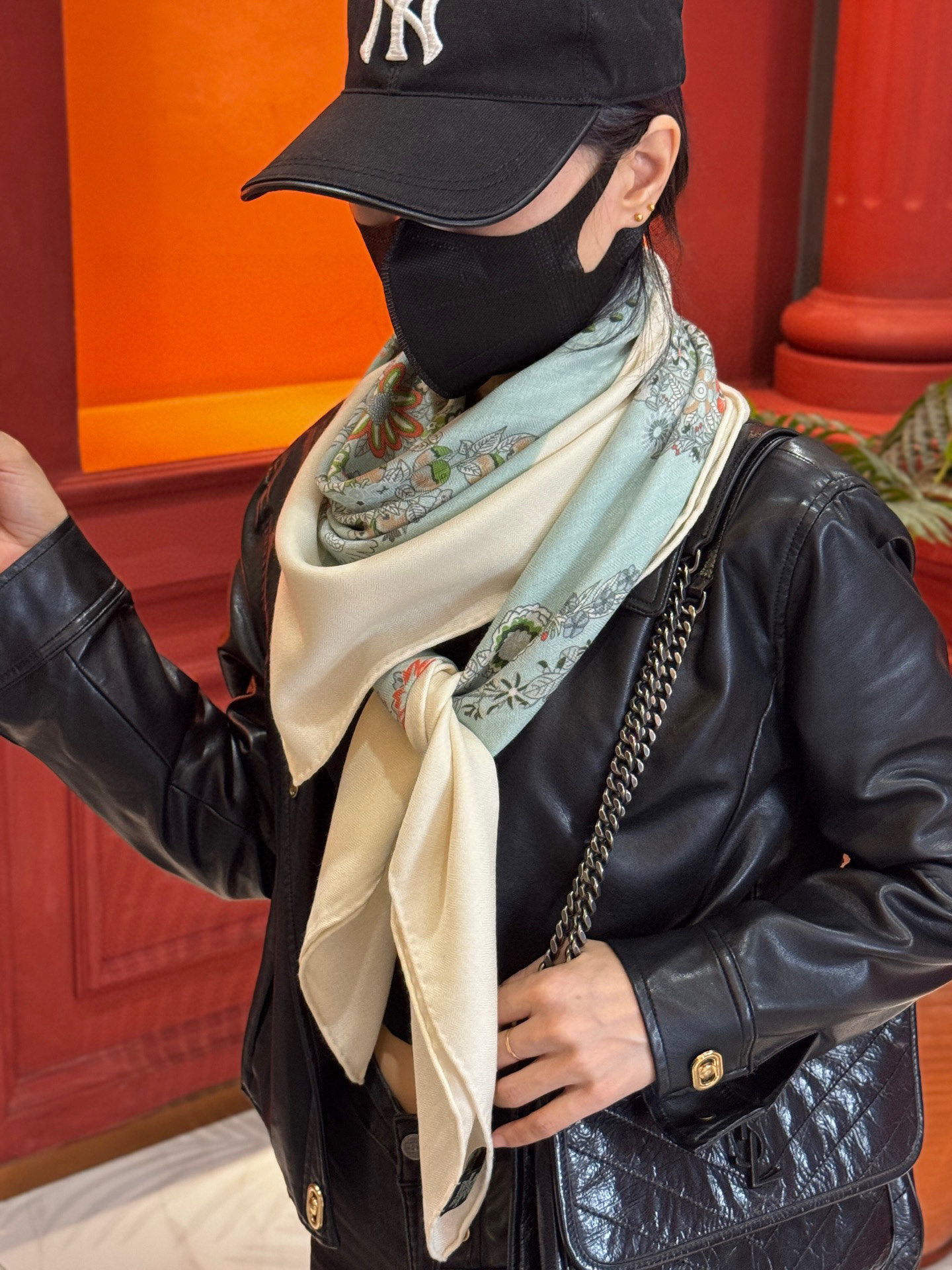  “华丽的缰辔花卉版”140丝毛方巾
【140顶级丝毛双面同色披肩】

手工卷边丝毛方巾（30%真丝70