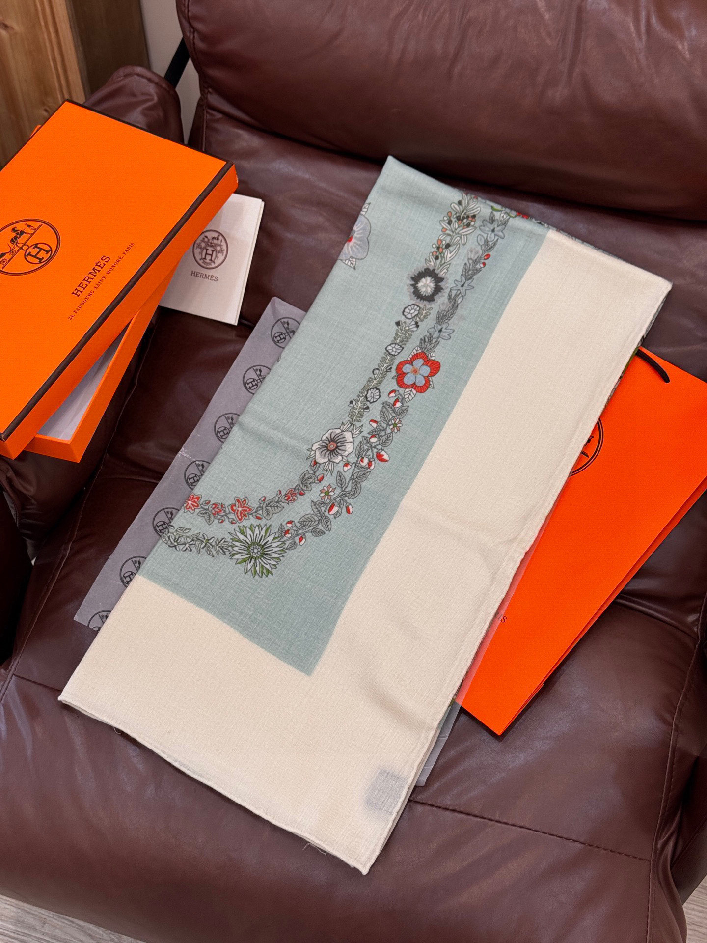  “华丽的缰辔花卉版”140丝毛方巾
【140顶级丝毛双面同色披肩】

手工卷边丝毛方巾（30%真丝70