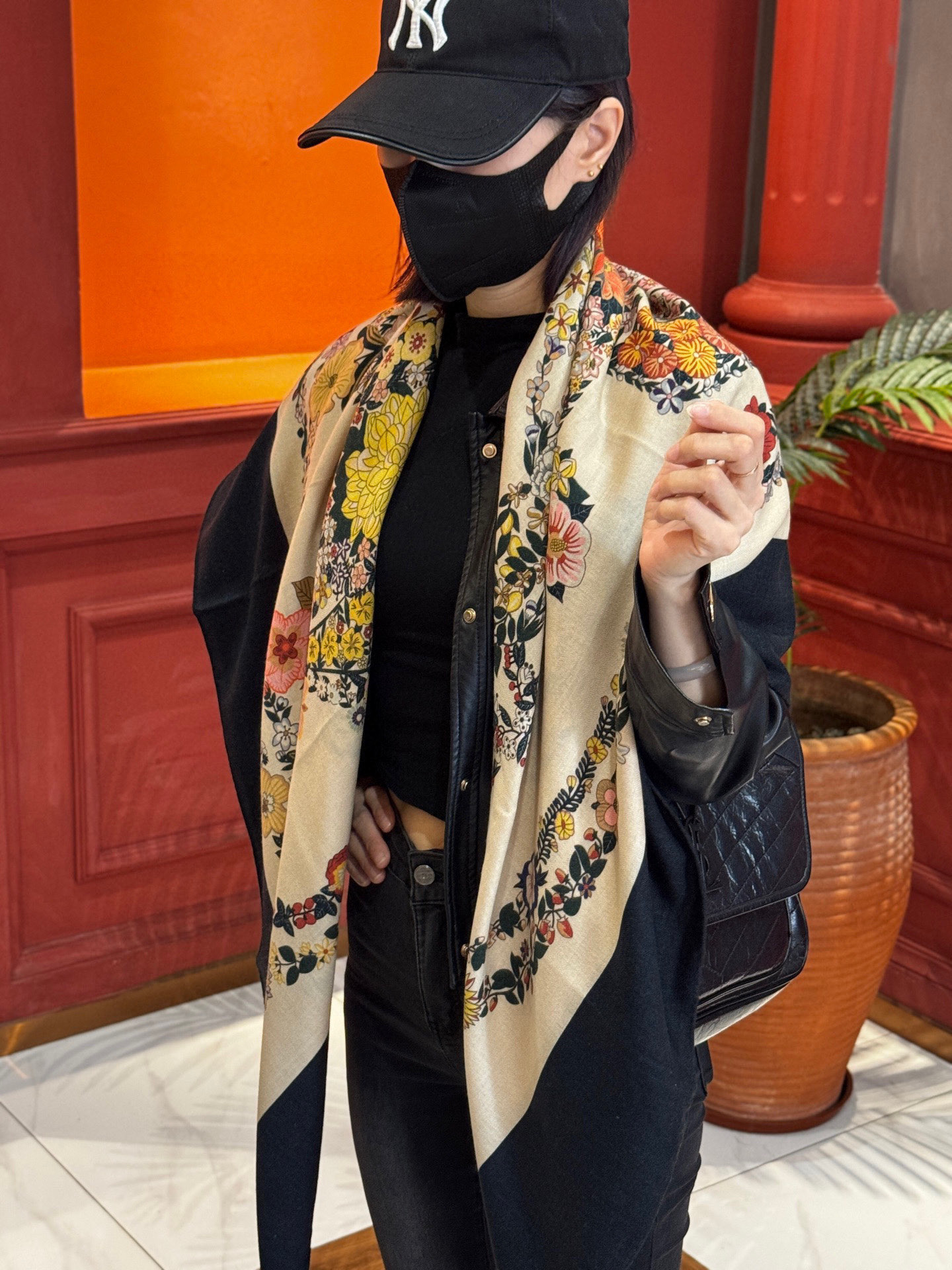  “华丽的缰辔花卉版”140丝毛方巾
【140顶级丝毛双面同色披肩】

手工卷边丝毛方巾（30%真丝70