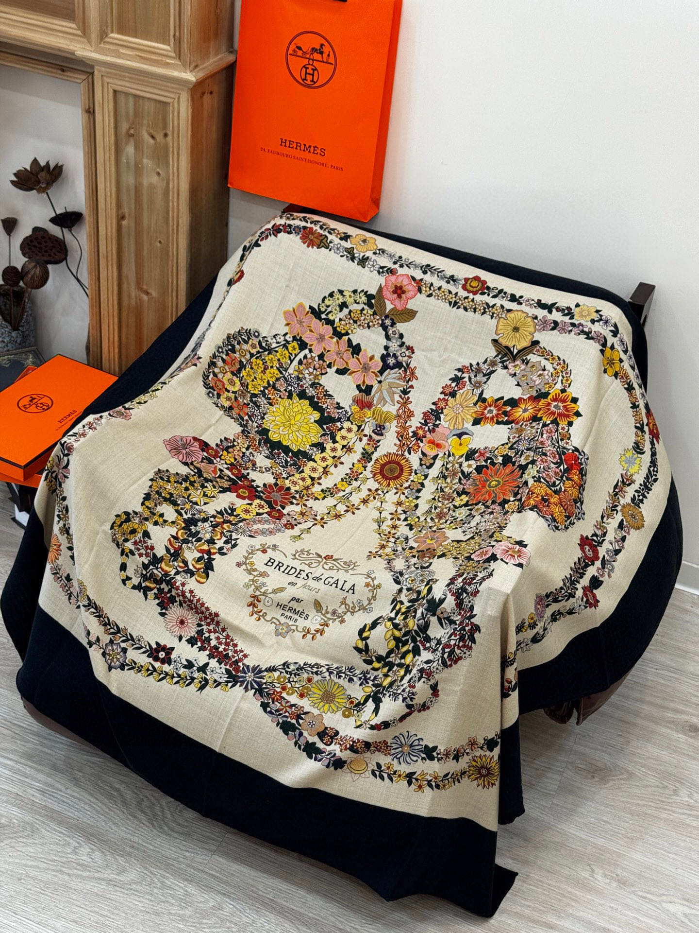  “华丽的缰辔花卉版”140丝毛方巾
【140顶级丝毛双面同色披肩】

手工卷边丝毛方巾（30%真丝70