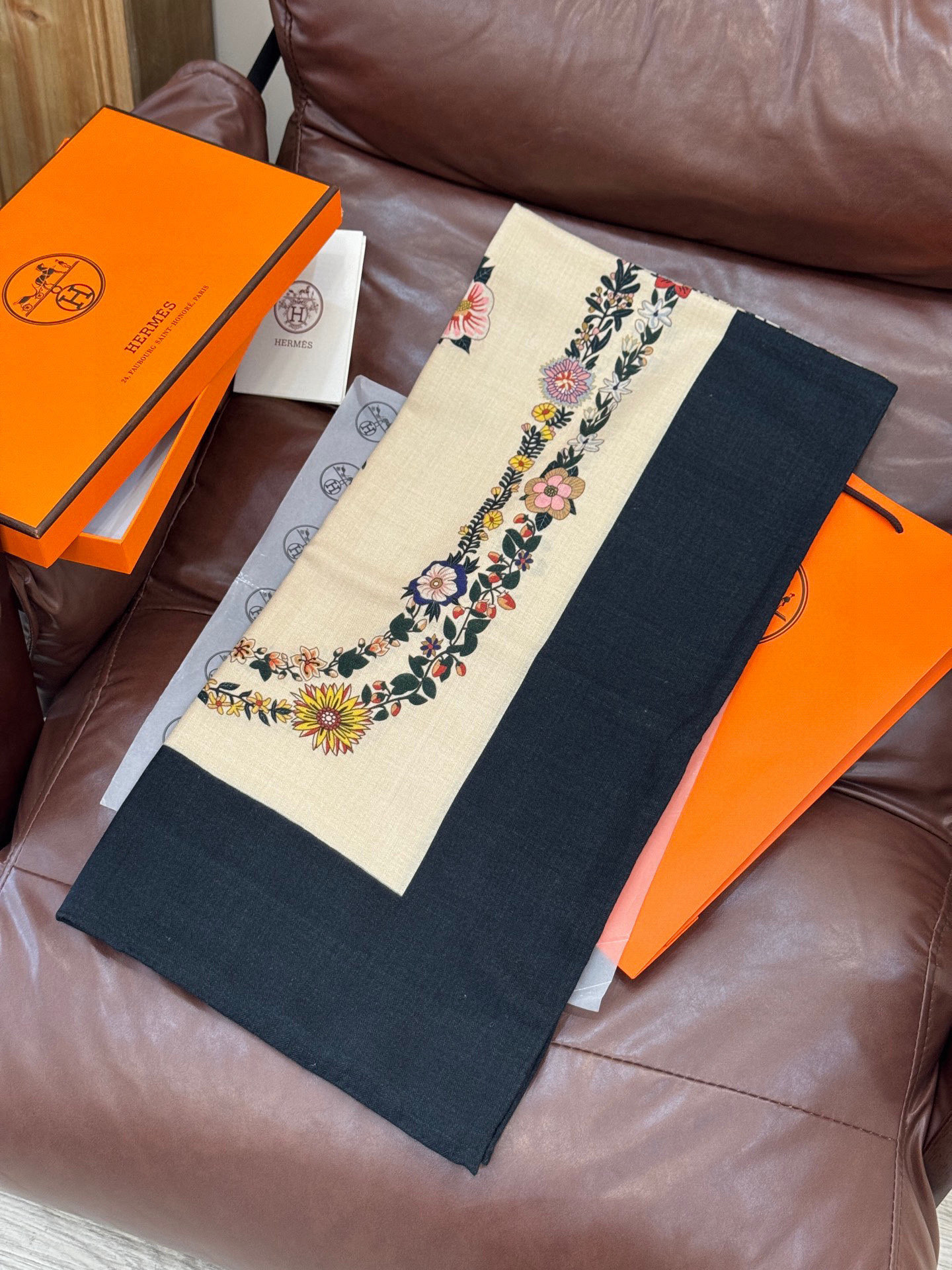  “华丽的缰辔花卉版”140丝毛方巾
【140顶级丝毛双面同色披肩】

手工卷边丝毛方巾（30%真丝70