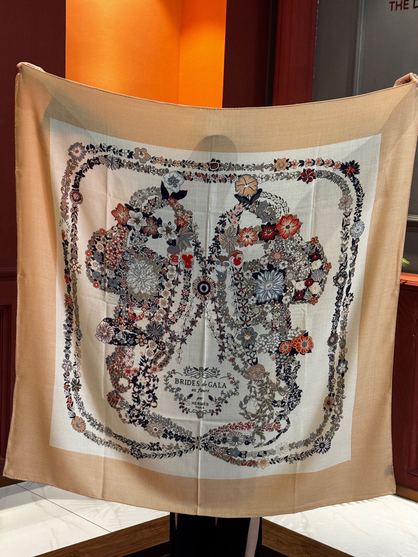  “华丽的缰辔花卉版”140丝毛方巾
【140顶级丝毛双面同色披肩】

手工卷边丝毛方巾（30%真丝70