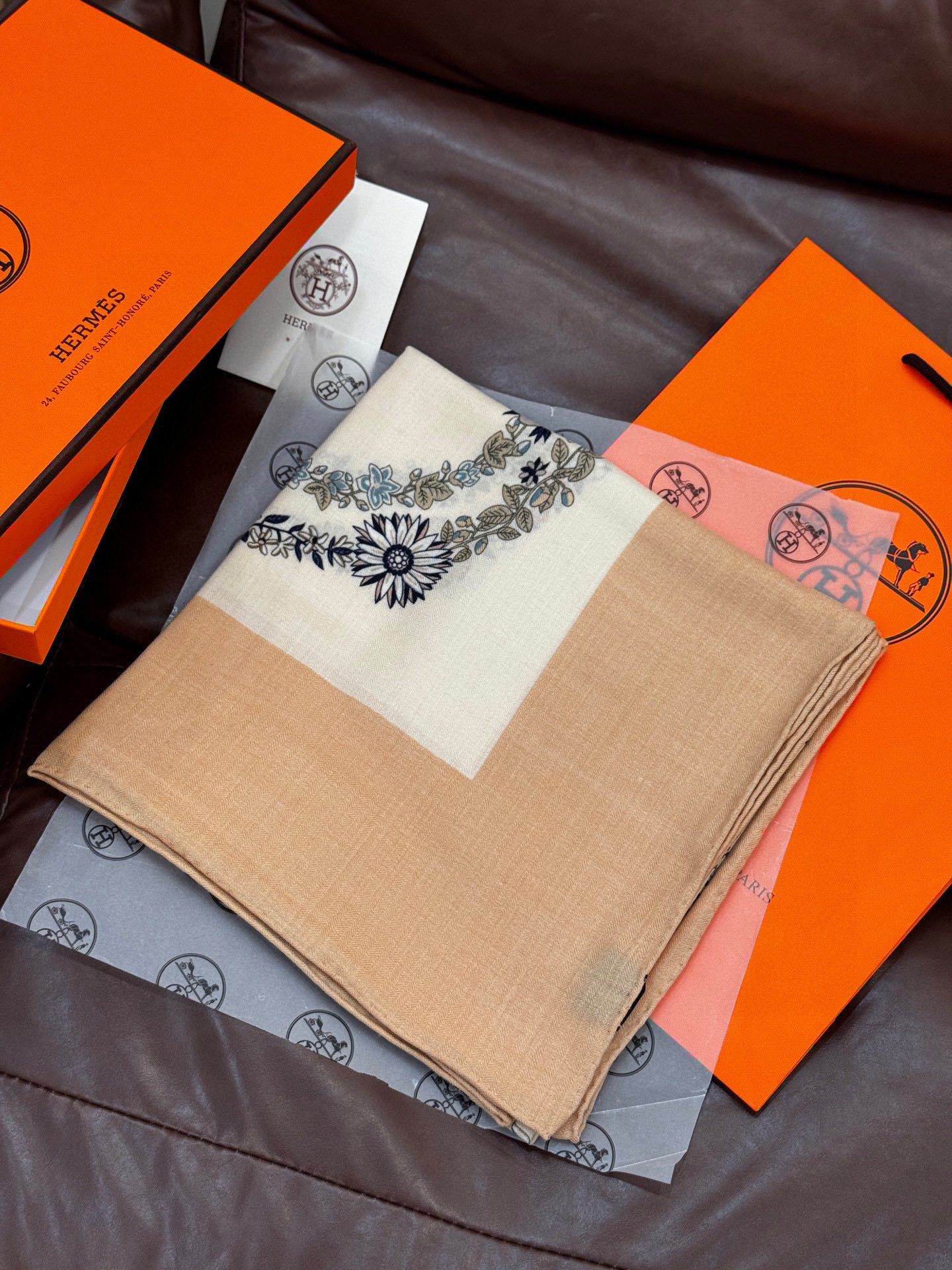  “华丽的缰辔花卉版”140丝毛方巾
【140顶级丝毛双面同色披肩】

手工卷边丝毛方巾（30%真丝70