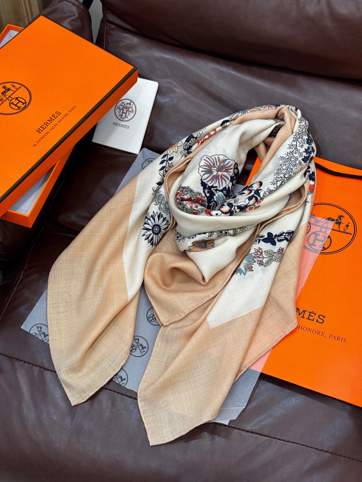  “华丽的缰辔花卉版”140丝毛方巾
【140顶级丝毛双面同色披肩】

手工卷边丝毛方巾（30%真丝70