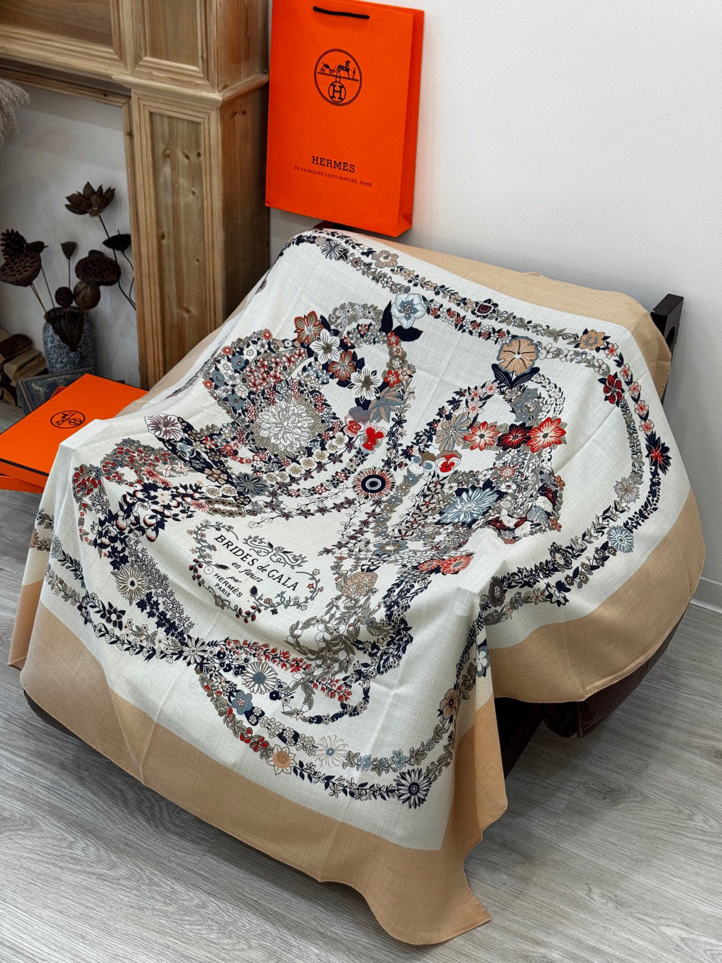  “华丽的缰辔花卉版”140丝毛方巾
【140顶级丝毛双面同色披肩】

手工卷边丝毛方巾（30%真丝70