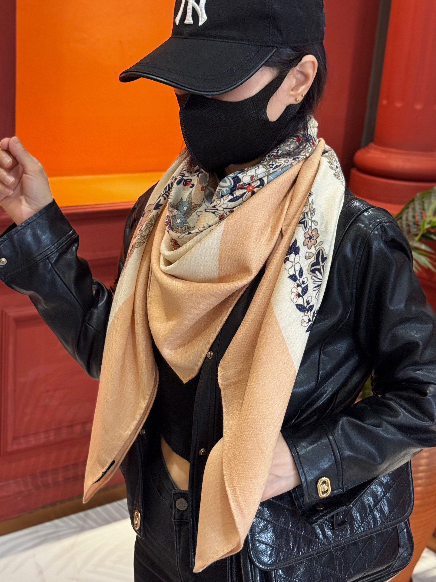  “华丽的缰辔花卉版”140丝毛方巾
【140顶级丝毛双面同色披肩】

手工卷边丝毛方巾（30%真丝70