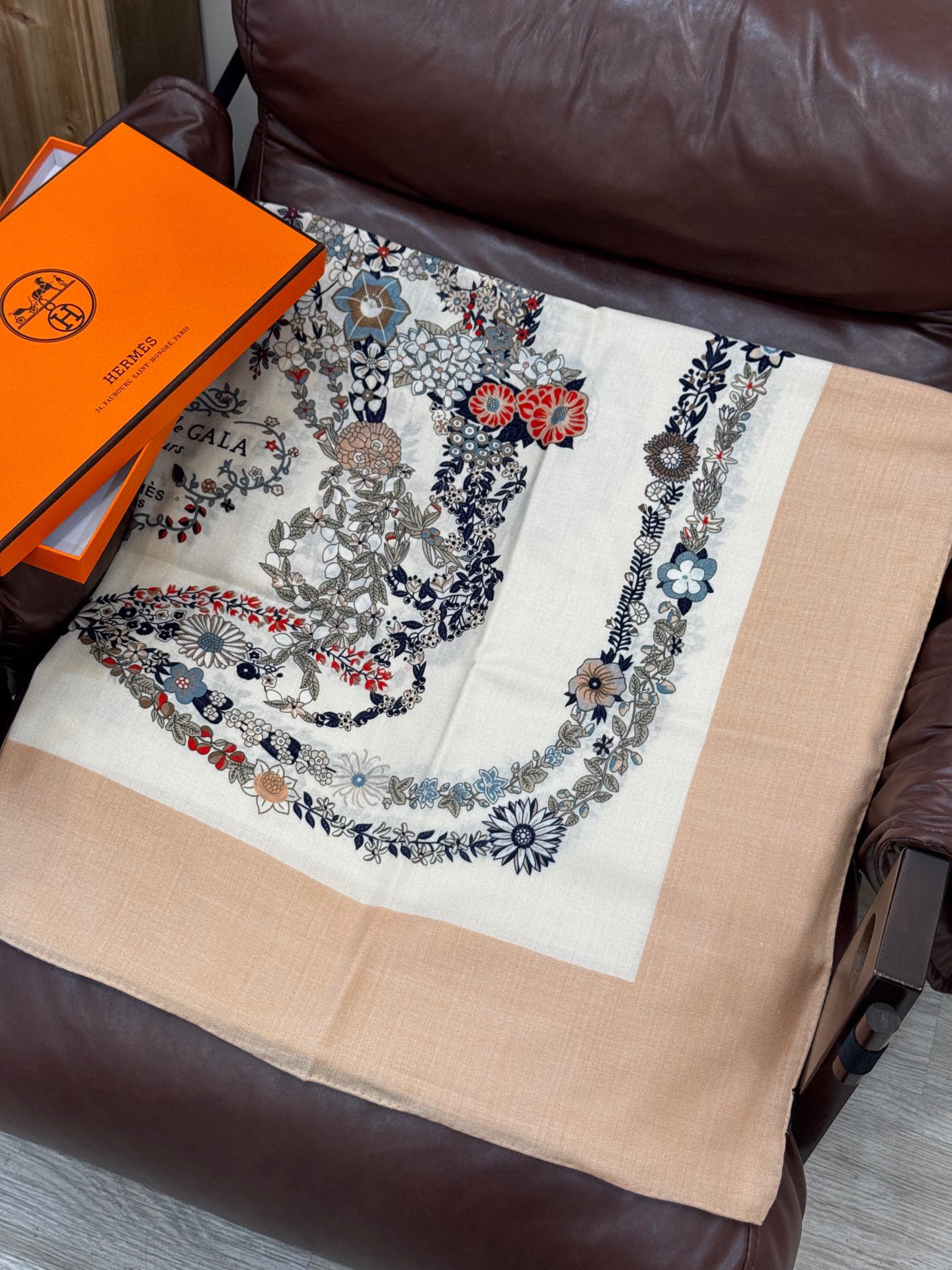  “华丽的缰辔花卉版”140丝毛方巾
【140顶级丝毛双面同色披肩】

手工卷边丝毛方巾（30%真丝70