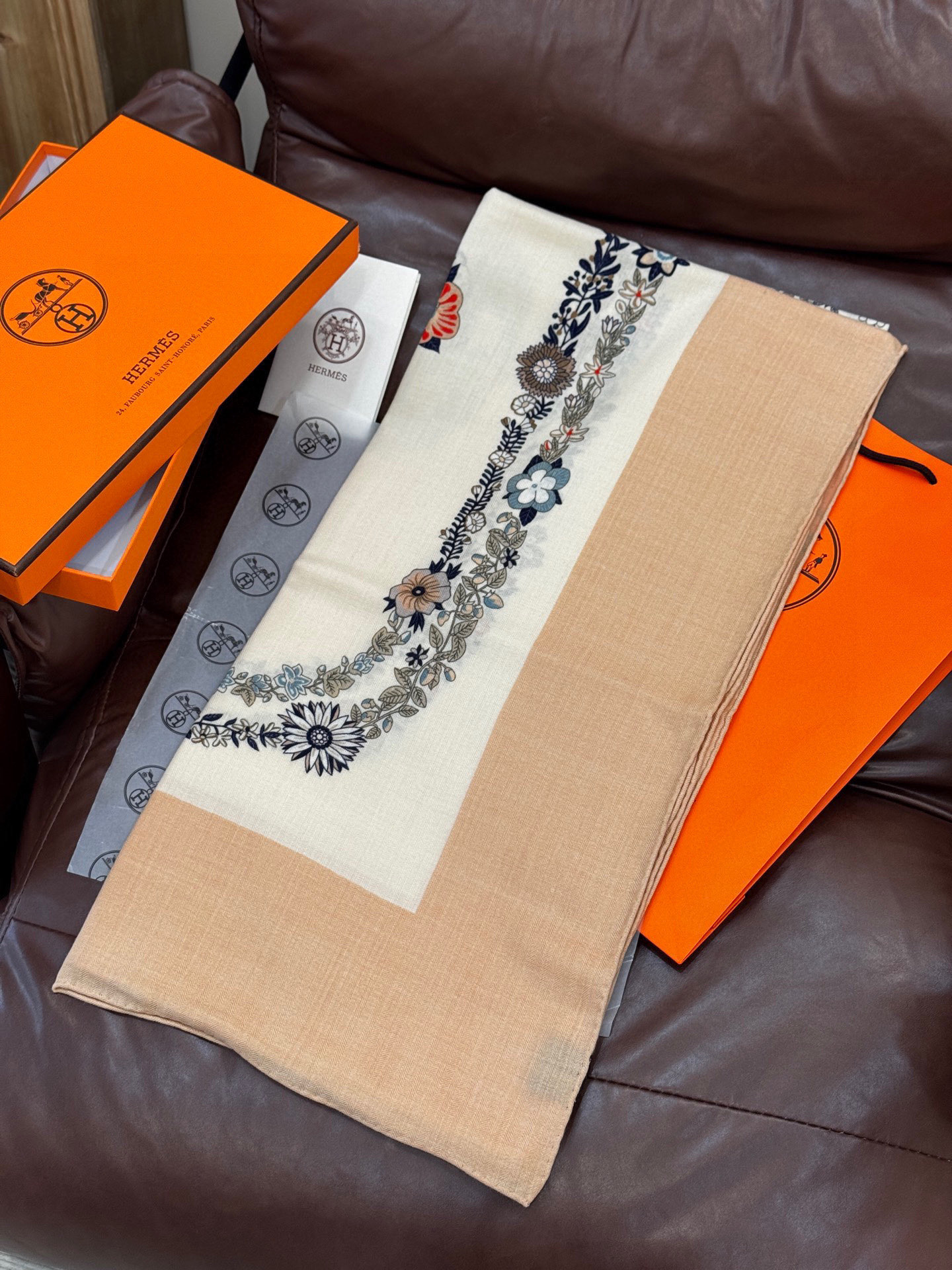  “华丽的缰辔花卉版”140丝毛方巾
【140顶级丝毛双面同色披肩】

手工卷边丝毛方巾（30%真丝70