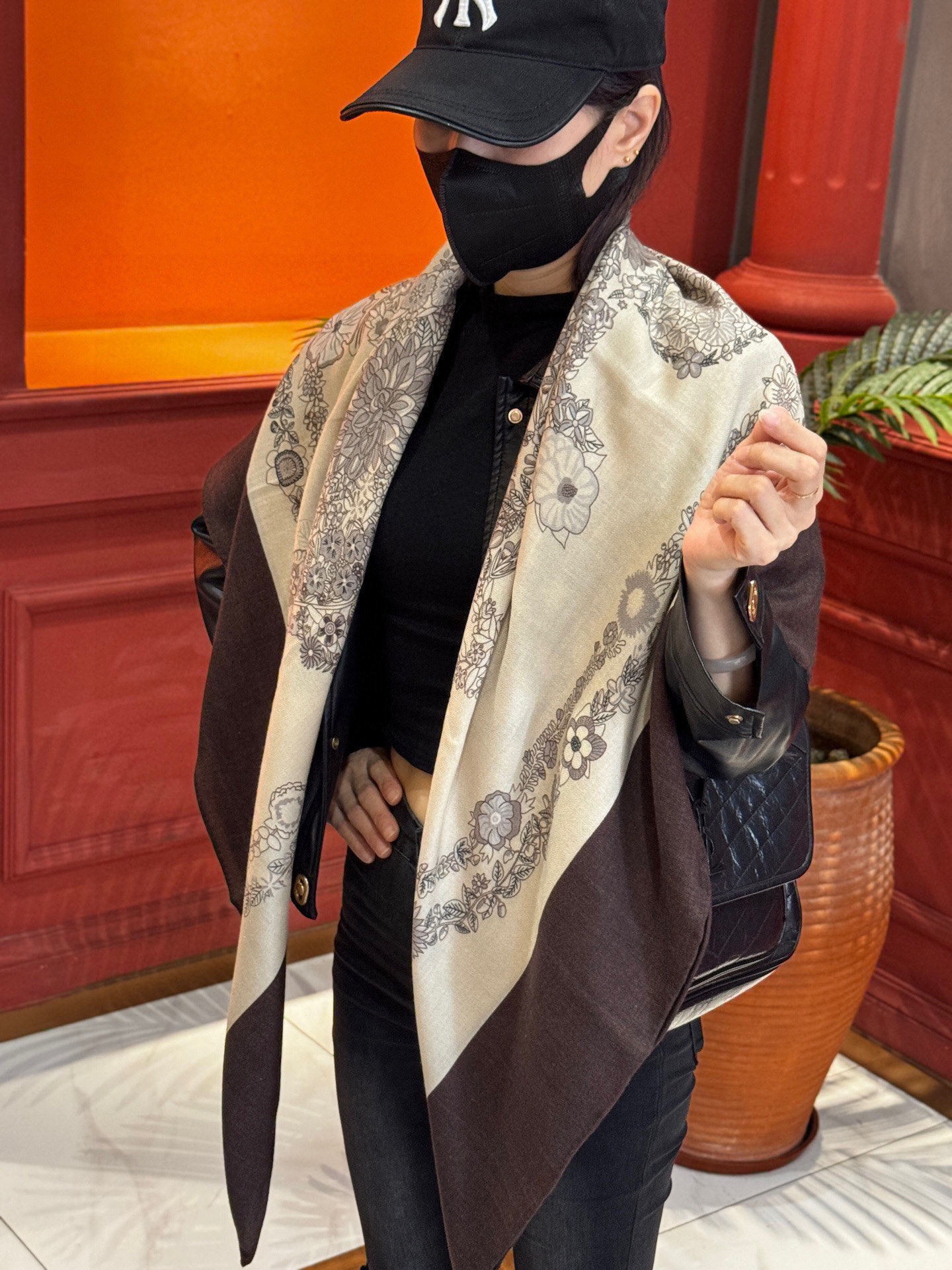  “华丽的缰辔花卉版”140丝毛方巾
【140顶级丝毛双面同色披肩】

手工卷边丝毛方巾（30%真丝70