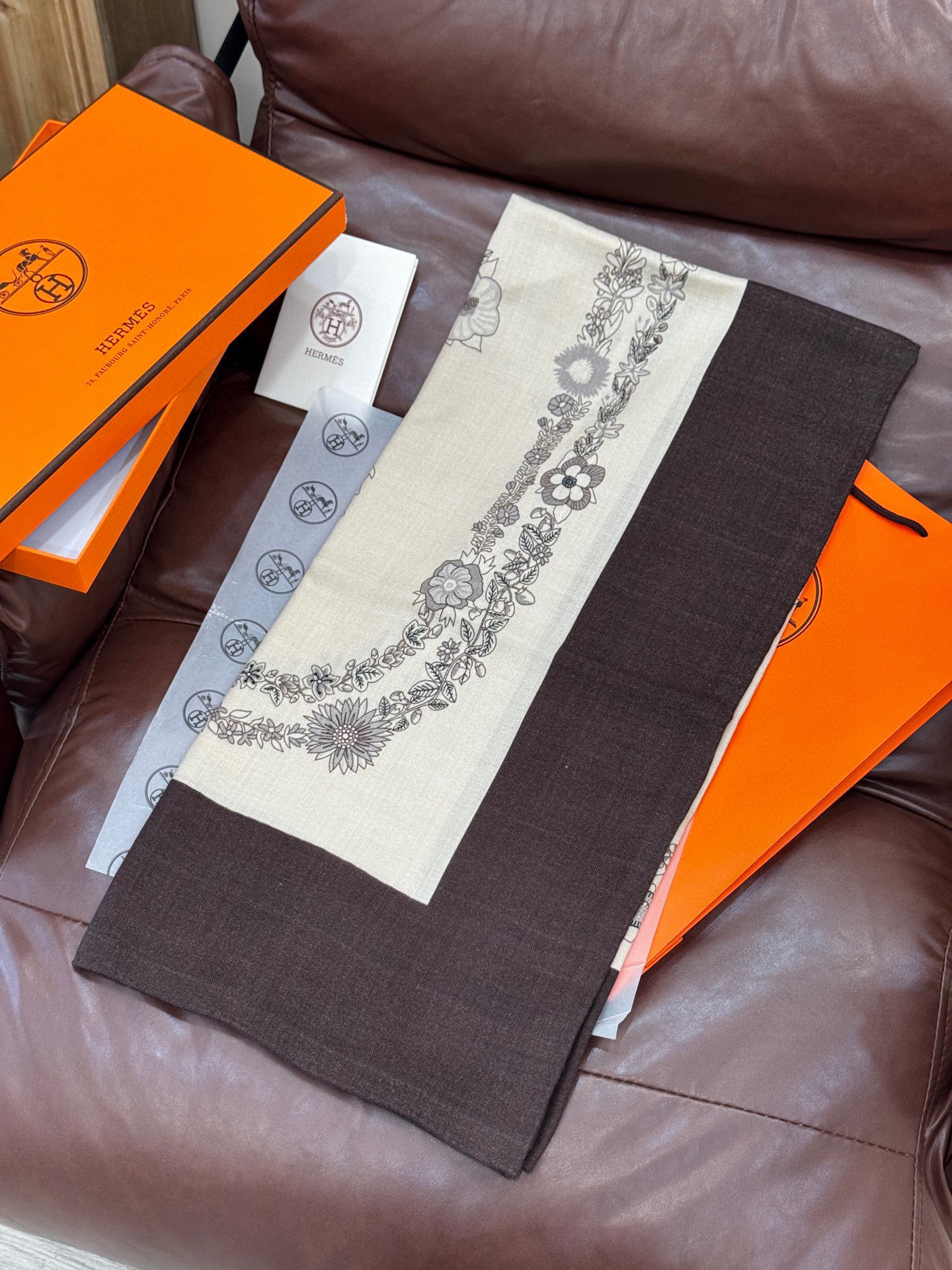  “华丽的缰辔花卉版”140丝毛方巾
【140顶级丝毛双面同色披肩】

手工卷边丝毛方巾（30%真丝70