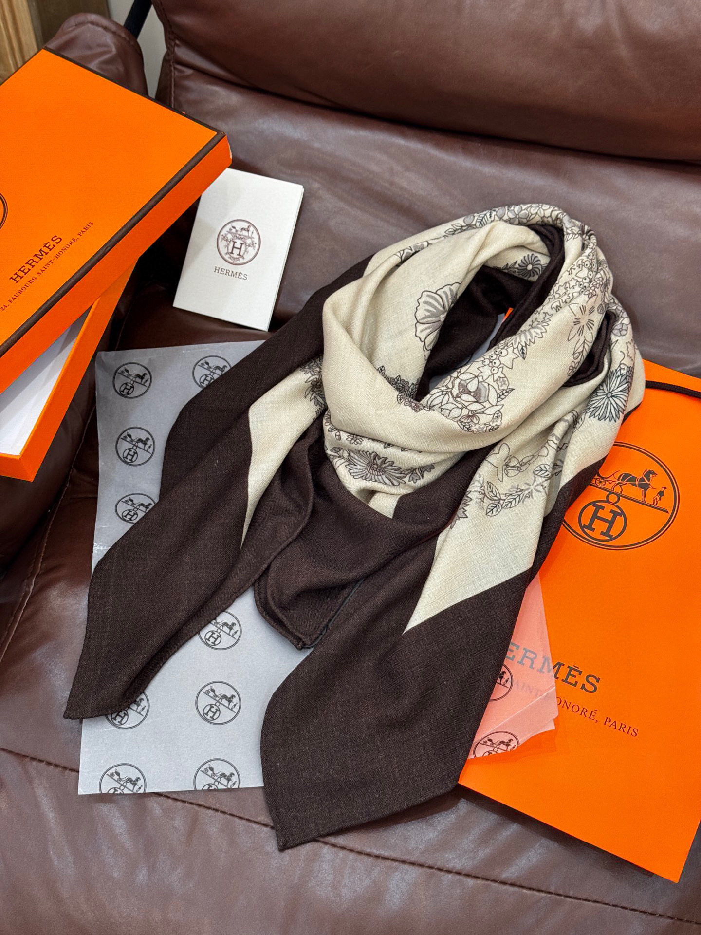  “华丽的缰辔花卉版”140丝毛方巾
【140顶级丝毛双面同色披肩】

手工卷边丝毛方巾（30%真丝70