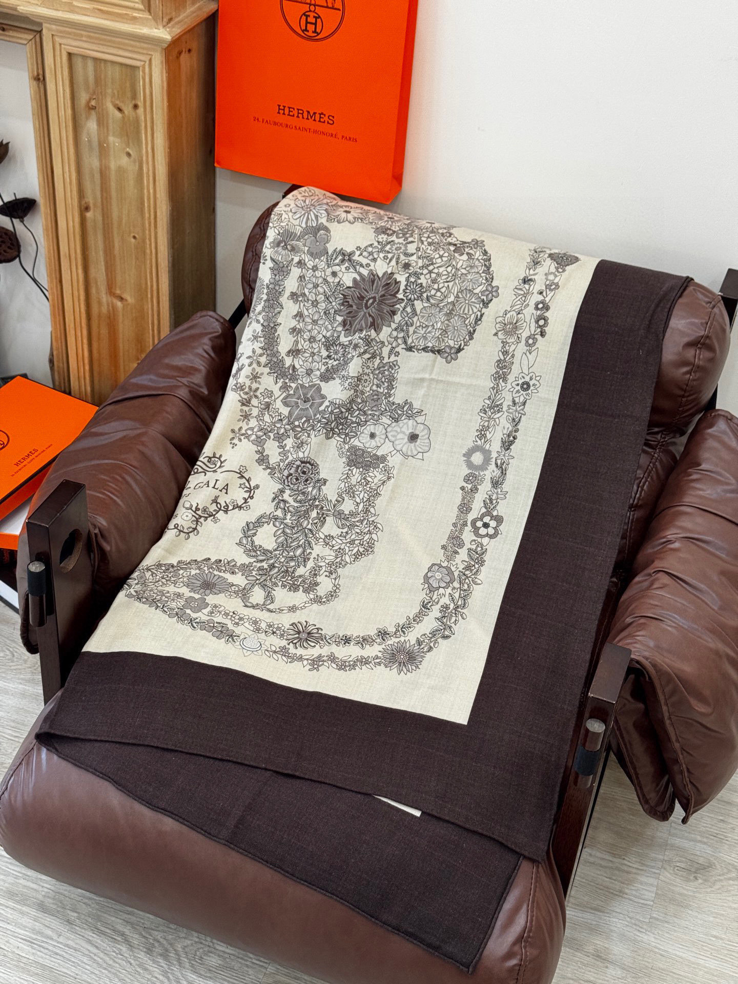  “华丽的缰辔花卉版”140丝毛方巾
【140顶级丝毛双面同色披肩】

手工卷边丝毛方巾（30%真丝70