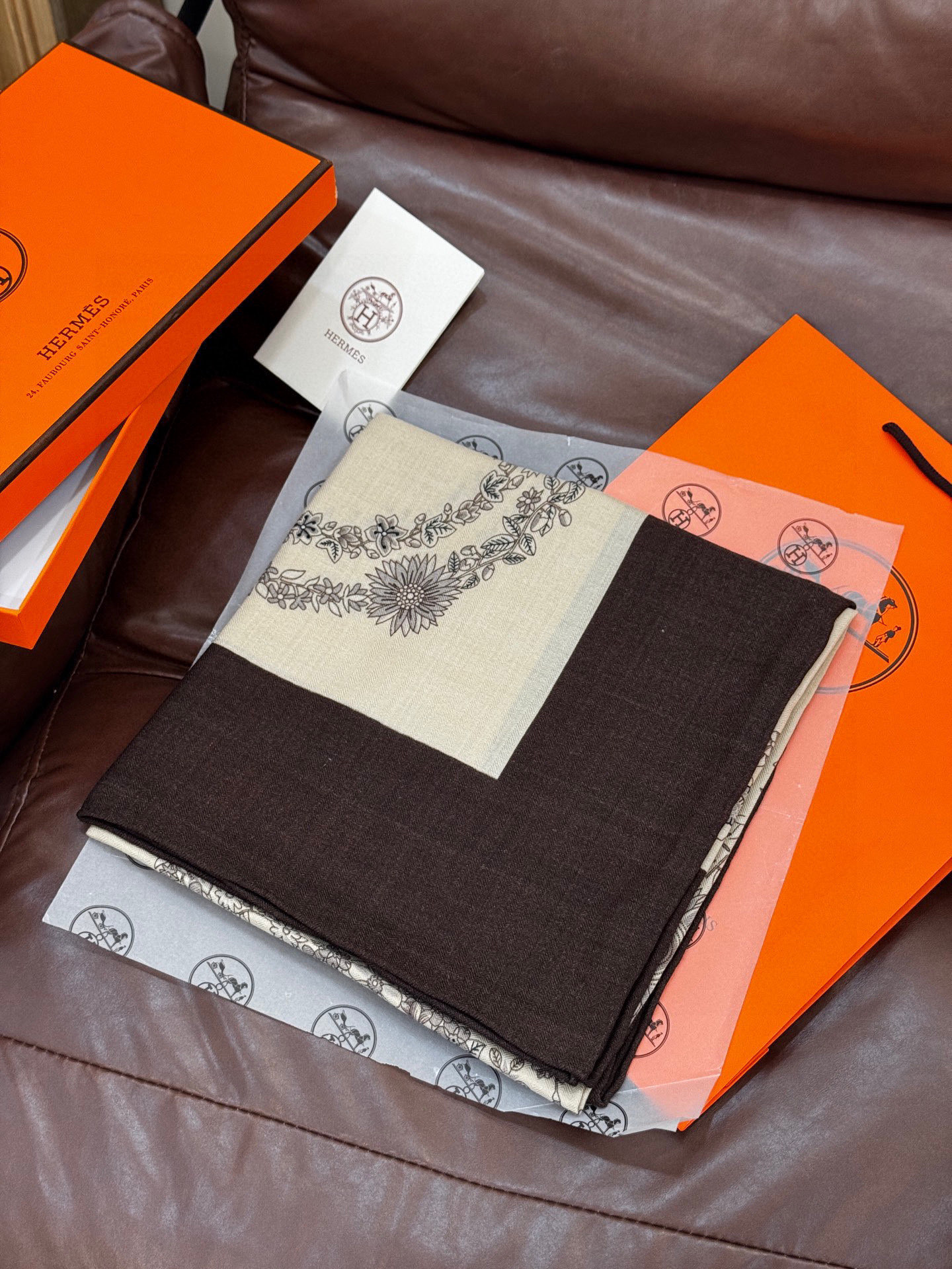  “华丽的缰辔花卉版”140丝毛方巾
【140顶级丝毛双面同色披肩】

手工卷边丝毛方巾（30%真丝70