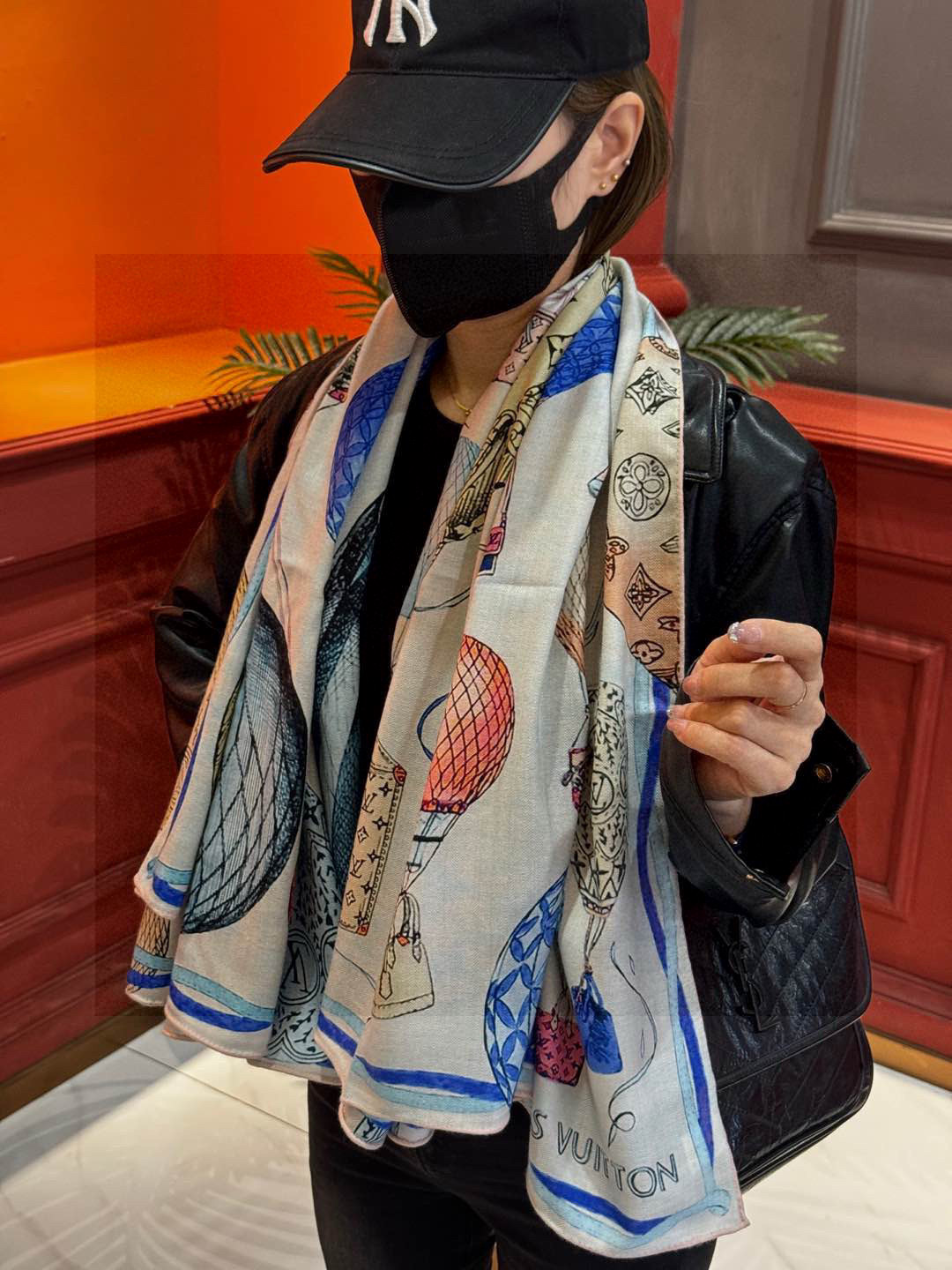 ❄【双面同色】原单Lv140cm丝绒方巾，《热气球》，本款方巾全新加入 U价🉐️ and Away 系列