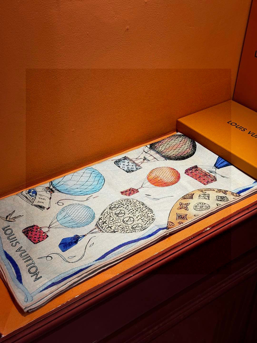 ❄【双面同色】原单Lv140cm丝绒方巾，《热气球》，本款方巾全新加入 U价🉐️ and Away 系列