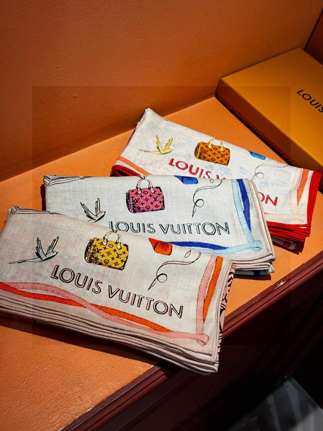 ❄【双面同色】原单Lv140cm丝绒方巾，《热气球》，本款方巾全新加入 U价🉐️ and Away 系列