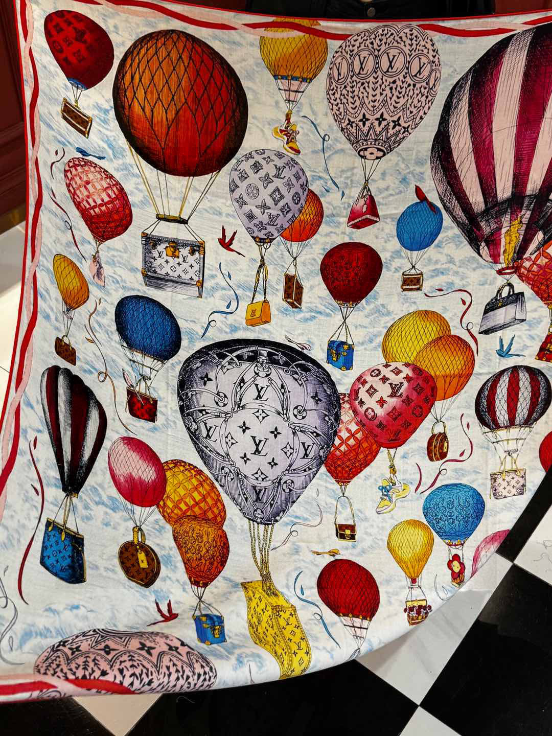 ❄【双面同色】原单Lv140cm丝绒方巾，《热气球》，本款方巾全新加入 U价🉐️ and Away 系列