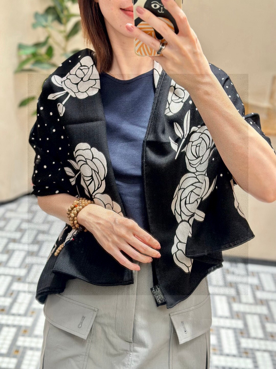 💟上新 ❤️ 

𝐂𝐡𝐚𝐧𝐞𝐥 •  ℕ𝕖𝕨《小香山茶花系列单品集》 黑色
Size：140*140cm