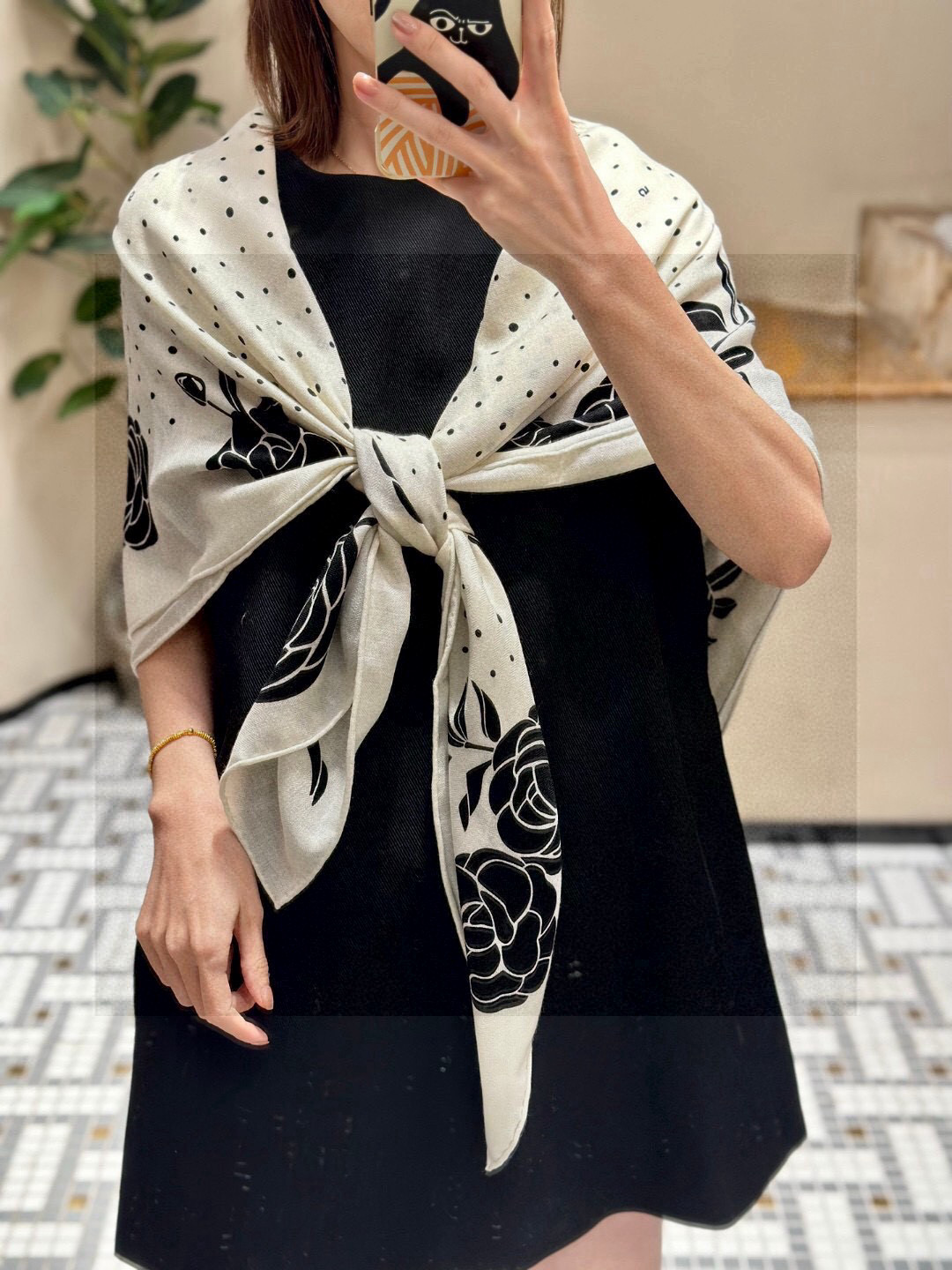 💟上新 ❤️ 

𝐂𝐡𝐚𝐧𝐞𝐥 •  ℕ𝕖𝕨《小香山茶花系列单品集》 黑色
Size：140*140cm