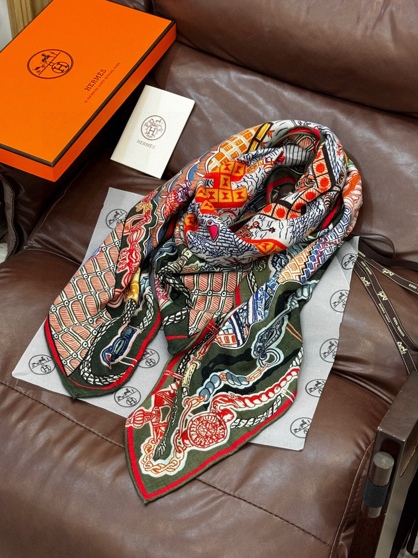  新款 秋冬搭配利器❗️顶级双面同色真丝羊绒披肩！！点睛精彩，图案和配色都超级喜欢，又一款双面配色工艺设