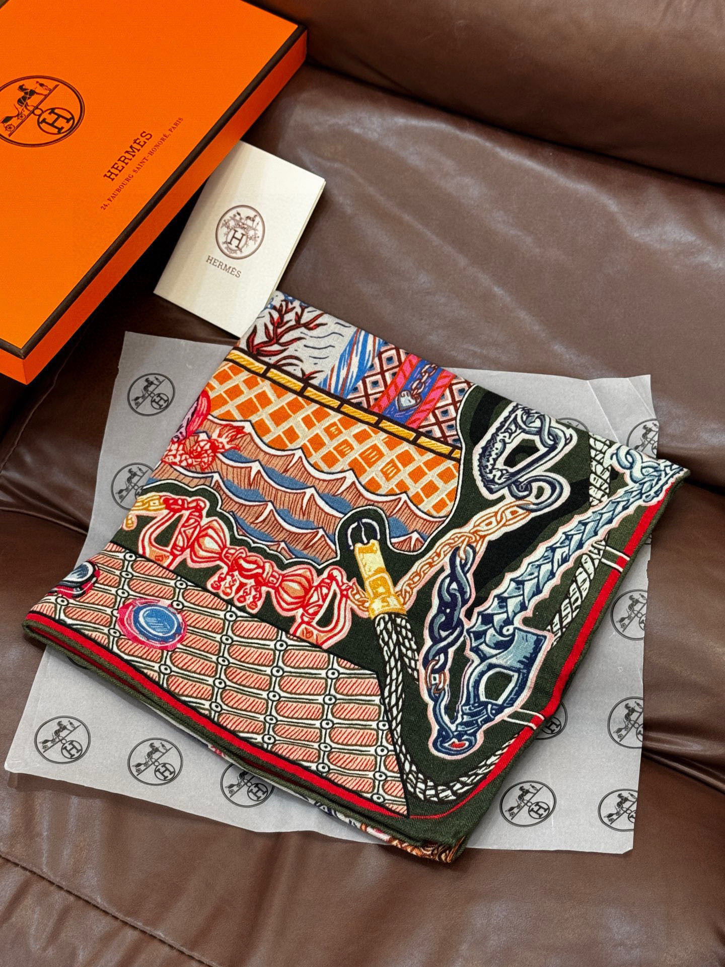  新款 秋冬搭配利器❗️顶级双面同色真丝羊绒披肩！！点睛精彩，图案和配色都超级喜欢，又一款双面配色工艺设