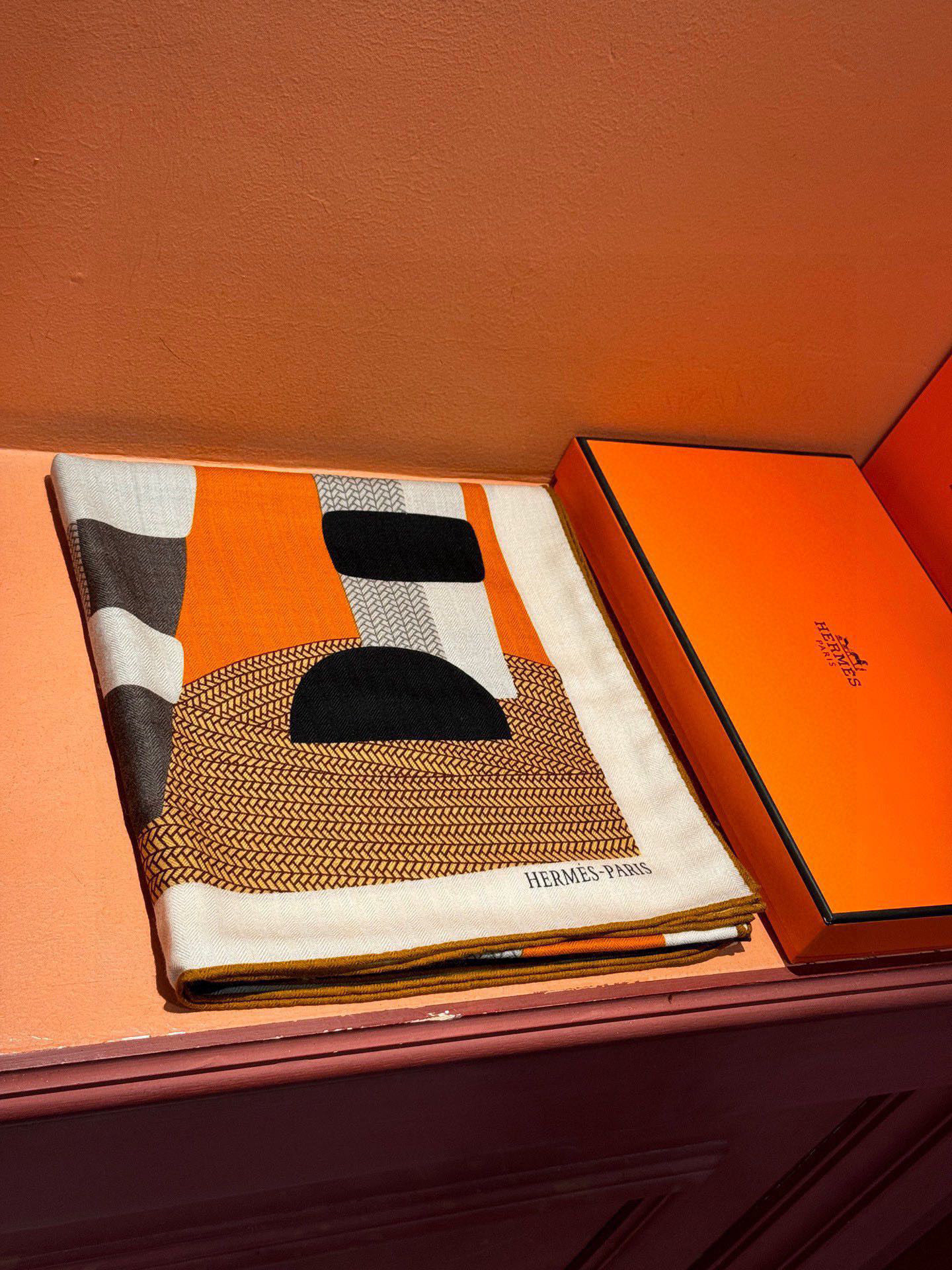 
  新款爱马仕小马跳跃，140*140cm，双面同色印花，高端的重磅丝羊绒面料，正反两面效果一样，70