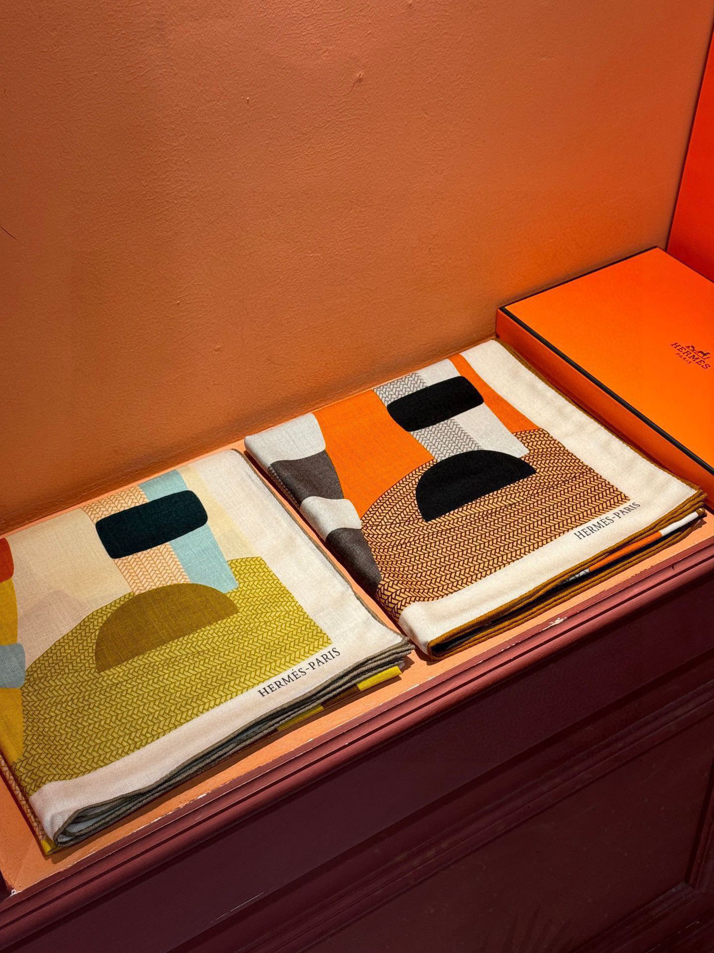 
  新款爱马仕小马跳跃，140*140cm，双面同色印花，高端的重磅丝羊绒面料，正反两面效果一样，70