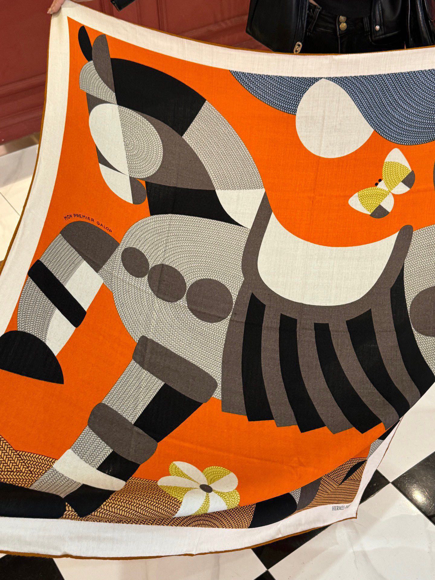 
  新款爱马仕小马跳跃，140*140cm，双面同色印花，高端的重磅丝羊绒面料，正反两面效果一样，70