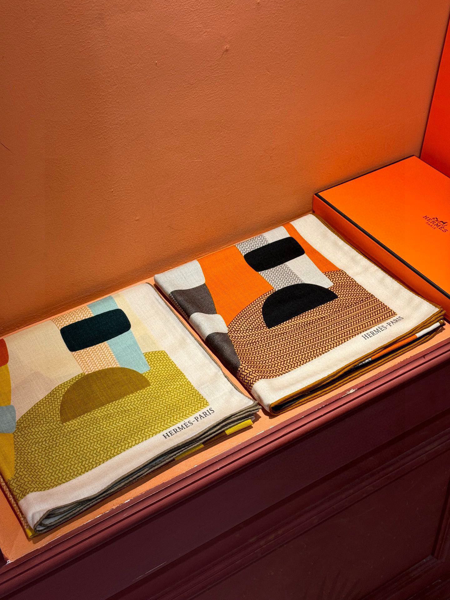 
  新款爱马仕小马跳跃，140*140cm，双面同色印花，高端的重磅丝羊绒面料，正反两面效果一样，70