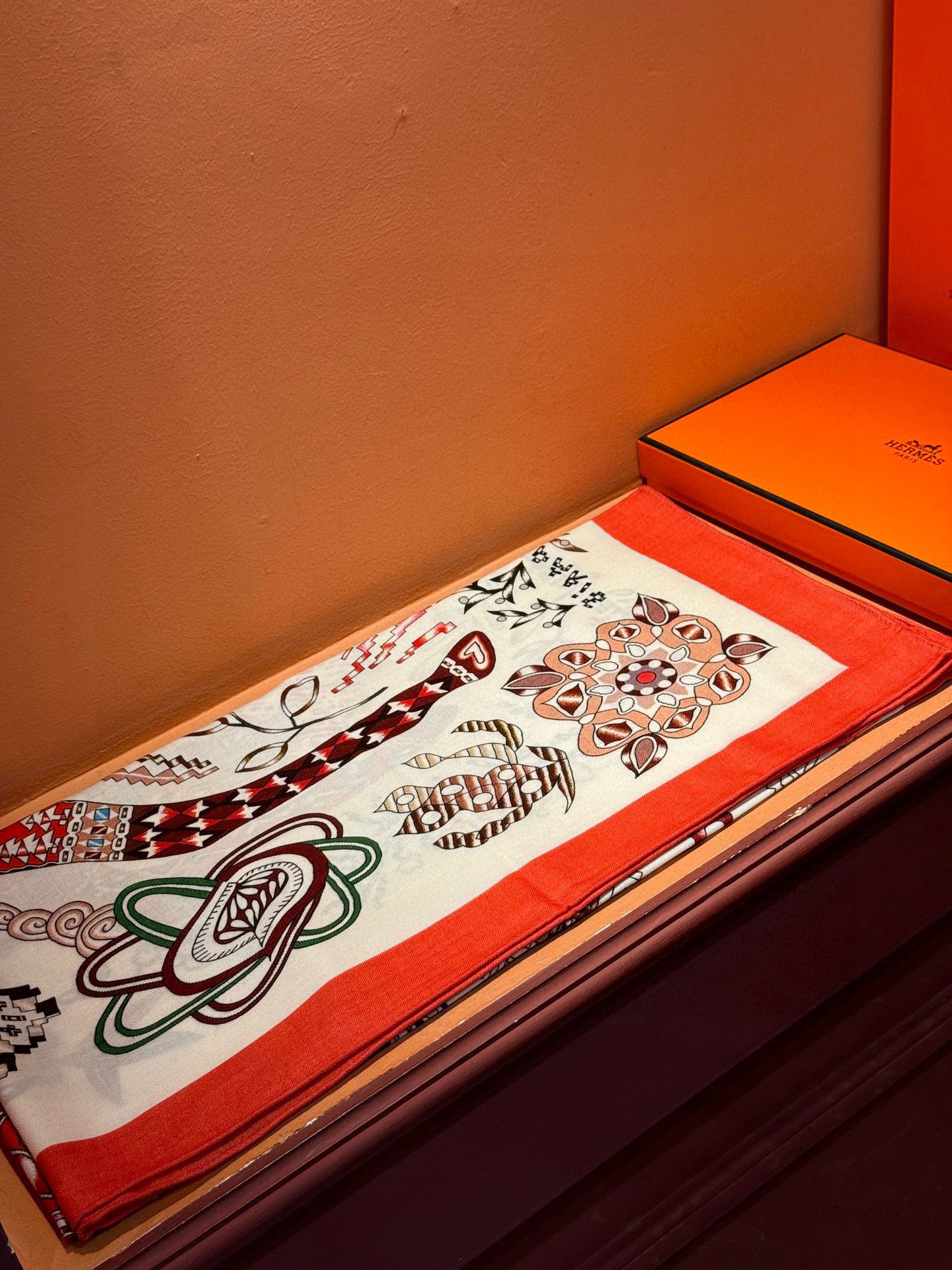  爱马仕～秋冬搭配利器❗️顶级双面同色 版真丝羊绒披肩！！1条等于2条】点睛精彩，图案和配色都超级喜欢，