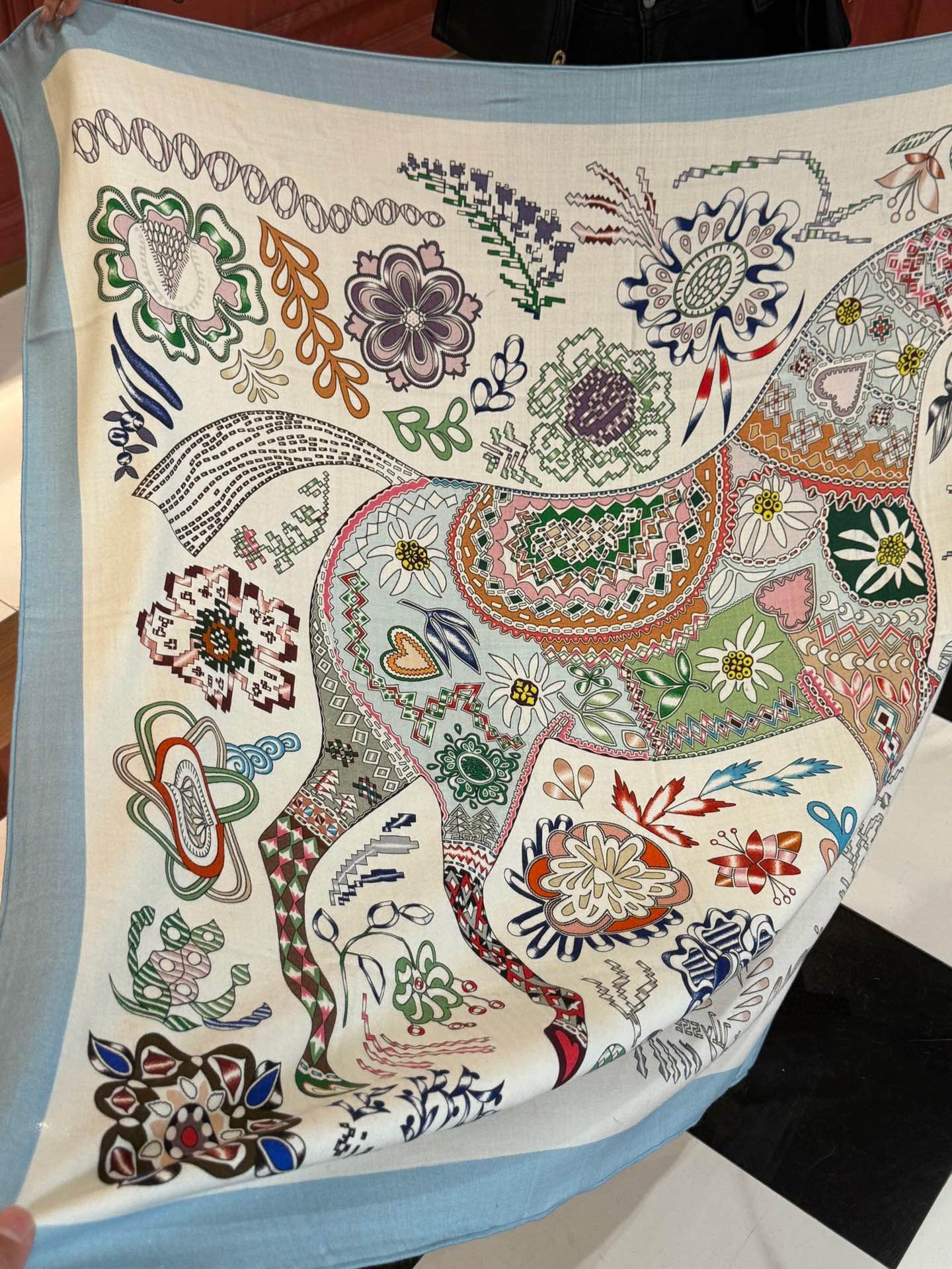  爱马仕～秋冬搭配利器❗️顶级双面同色 版真丝羊绒披肩！！1条等于2条】点睛精彩，图案和配色都超级喜欢，