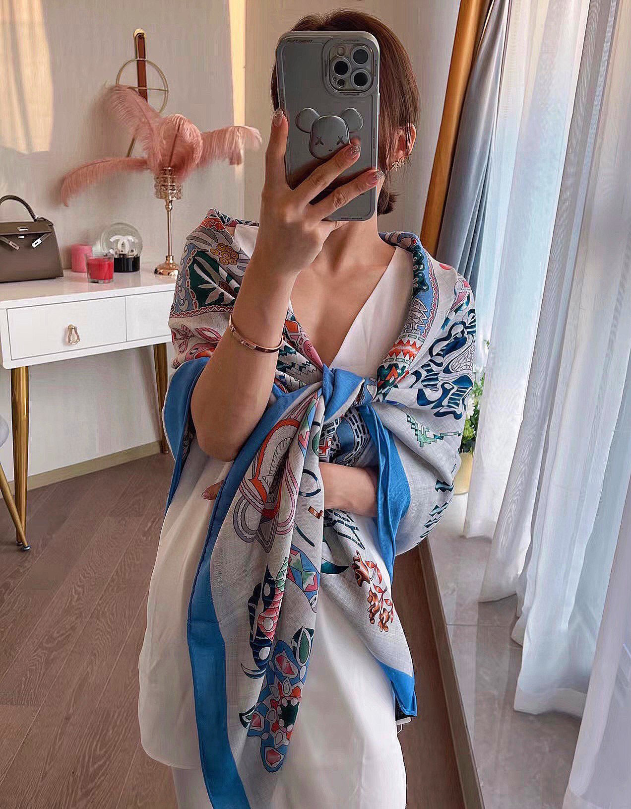  爱马仕～秋冬搭配利器❗️顶级双面同色 版真丝羊绒披肩！！1条等于2条】点睛精彩，图案和配色都超级喜欢，