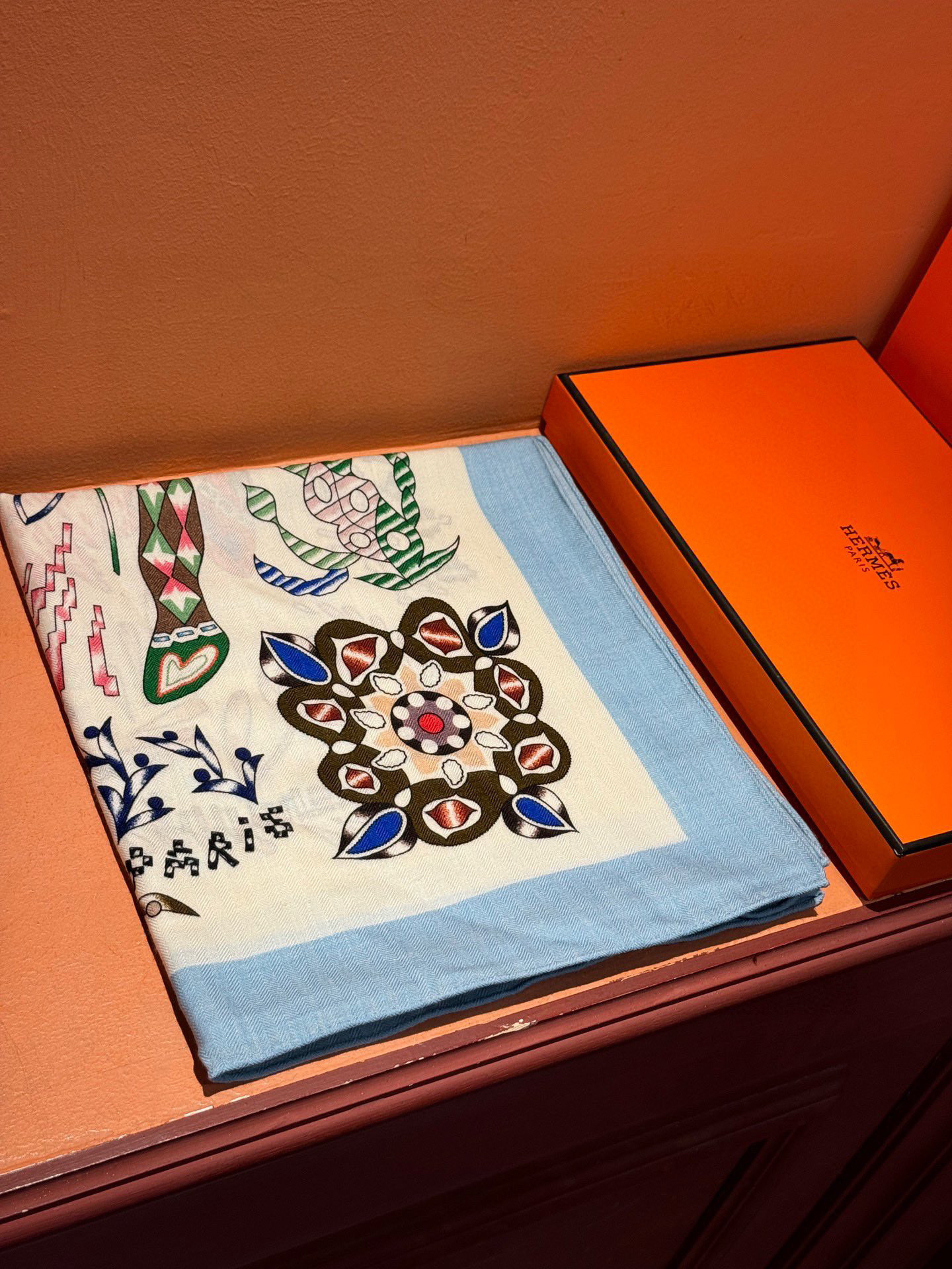  爱马仕～秋冬搭配利器❗️顶级双面同色 版真丝羊绒披肩！！1条等于2条】点睛精彩，图案和配色都超级喜欢，