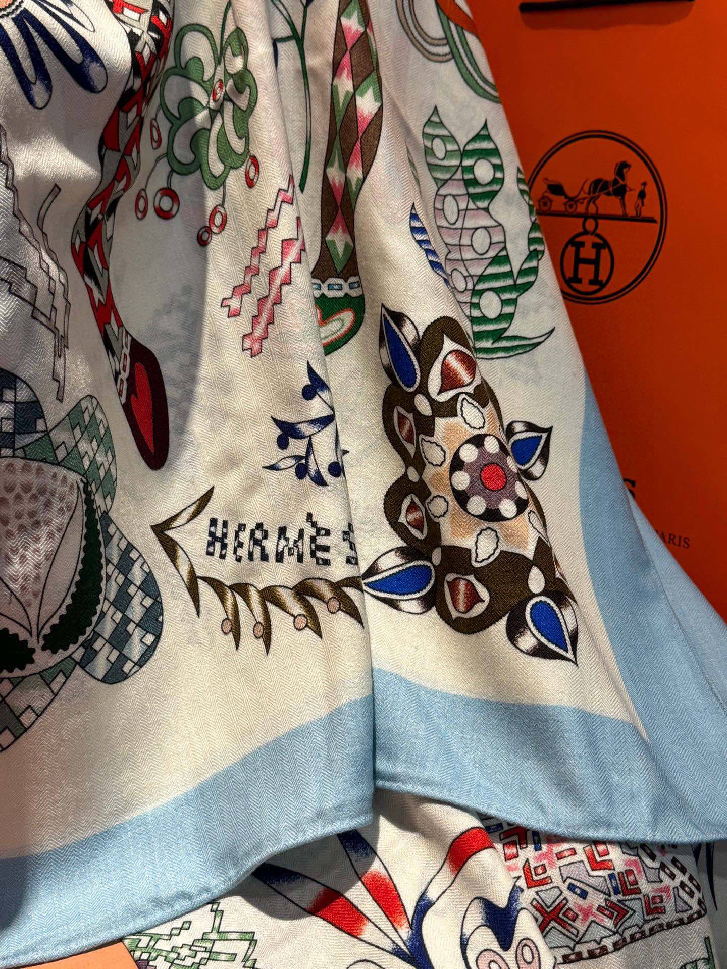  爱马仕～秋冬搭配利器❗️顶级双面同色 版真丝羊绒披肩！！1条等于2条】点睛精彩，图案和配色都超级喜欢，