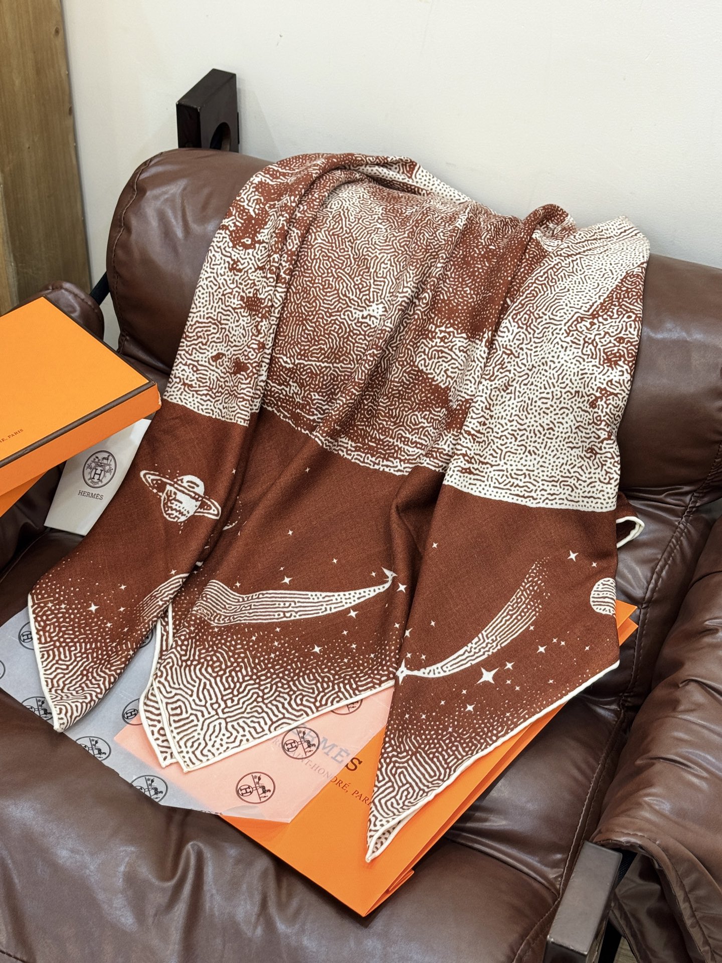  HERMES爱马仕新款|月光飞马Clair de Lune羊绒和真丝披肩，手工卷边(70%羊绒，30%