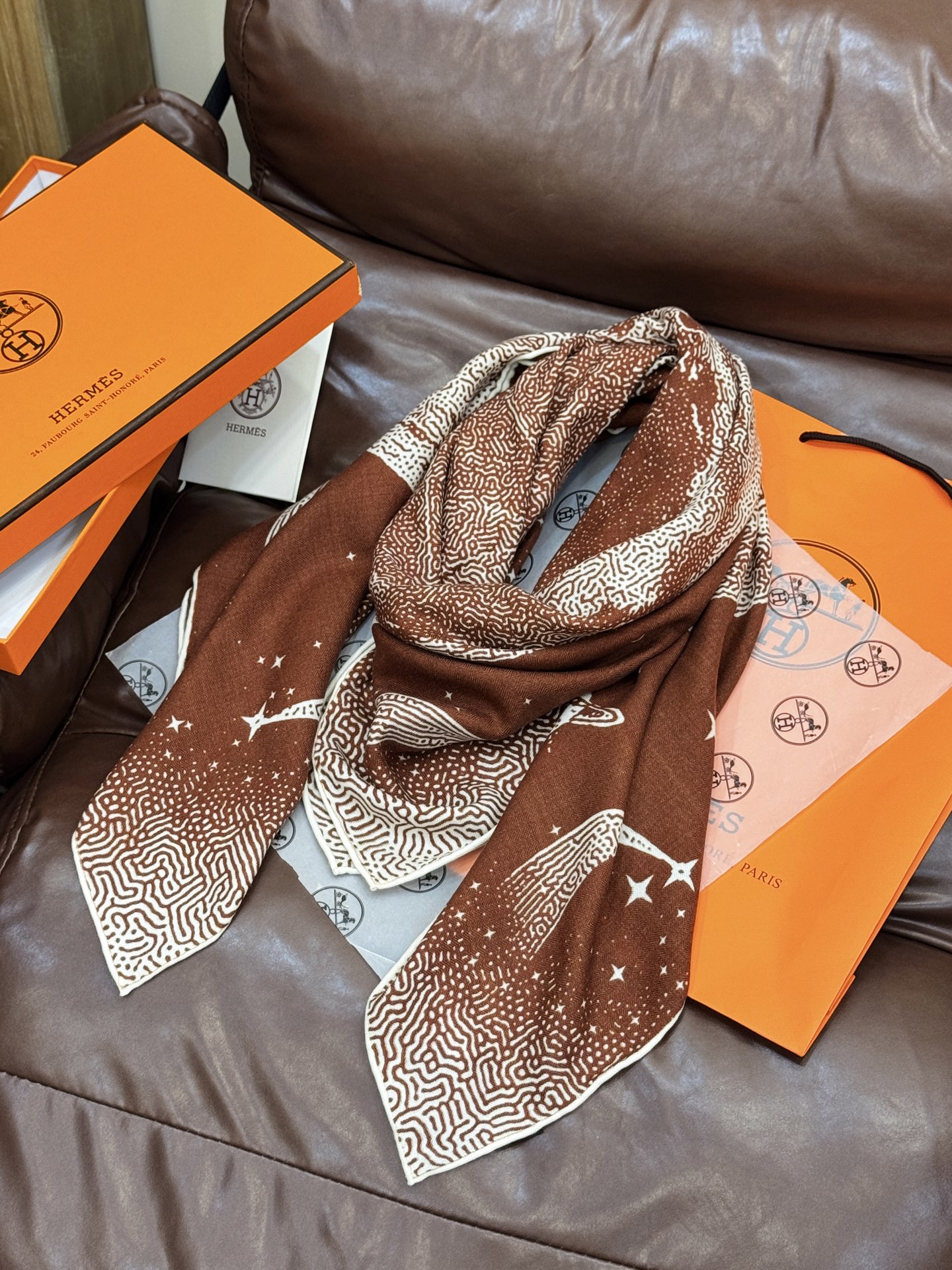  HERMES爱马仕新款|月光飞马Clair de Lune羊绒和真丝披肩，手工卷边(70%羊绒，30%