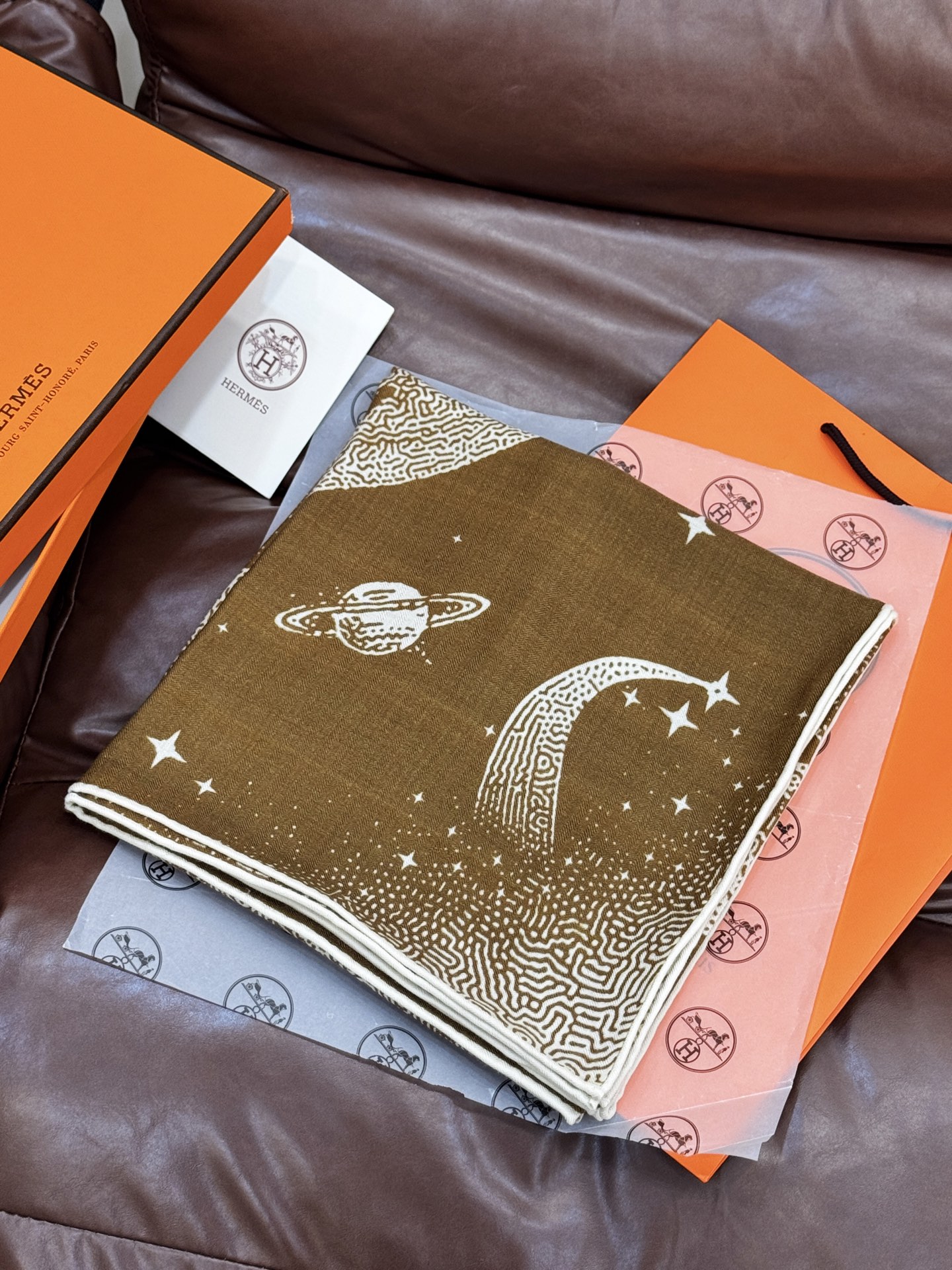  HERMES爱马仕新款|月光飞马Clair de Lune羊绒和真丝披肩，手工卷边(70%羊绒，30%