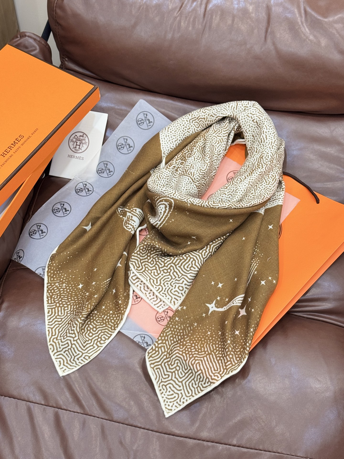  HERMES爱马仕新款|月光飞马Clair de Lune羊绒和真丝披肩，手工卷边(70%羊绒，30%