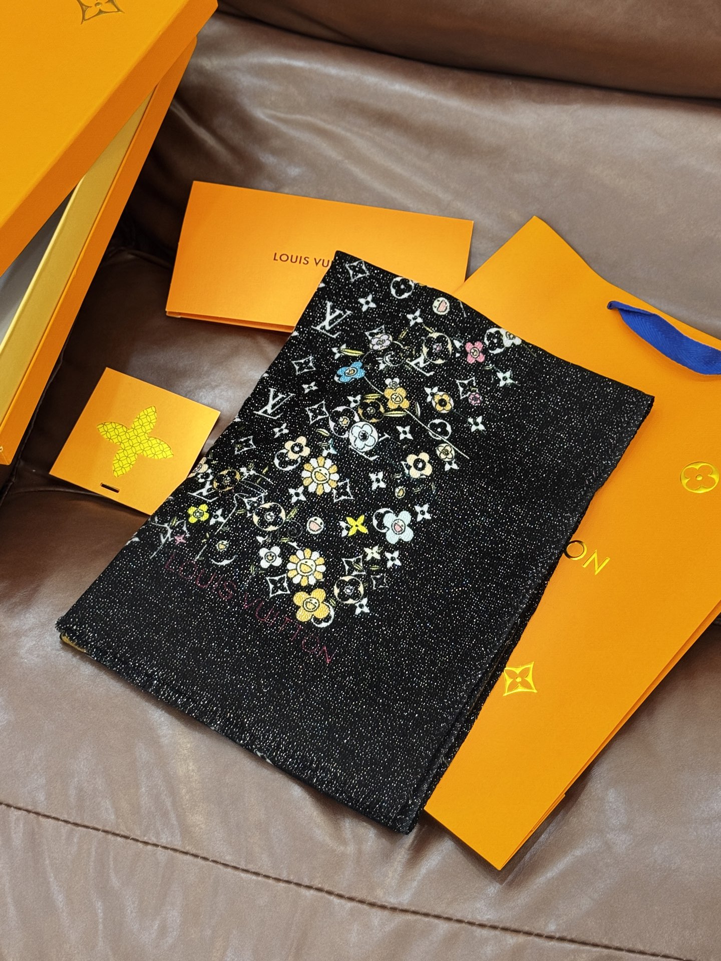   会发光发亮的围巾25年新品🌈上新 专柜同步材质 LV x TM Monogram SuPerflat