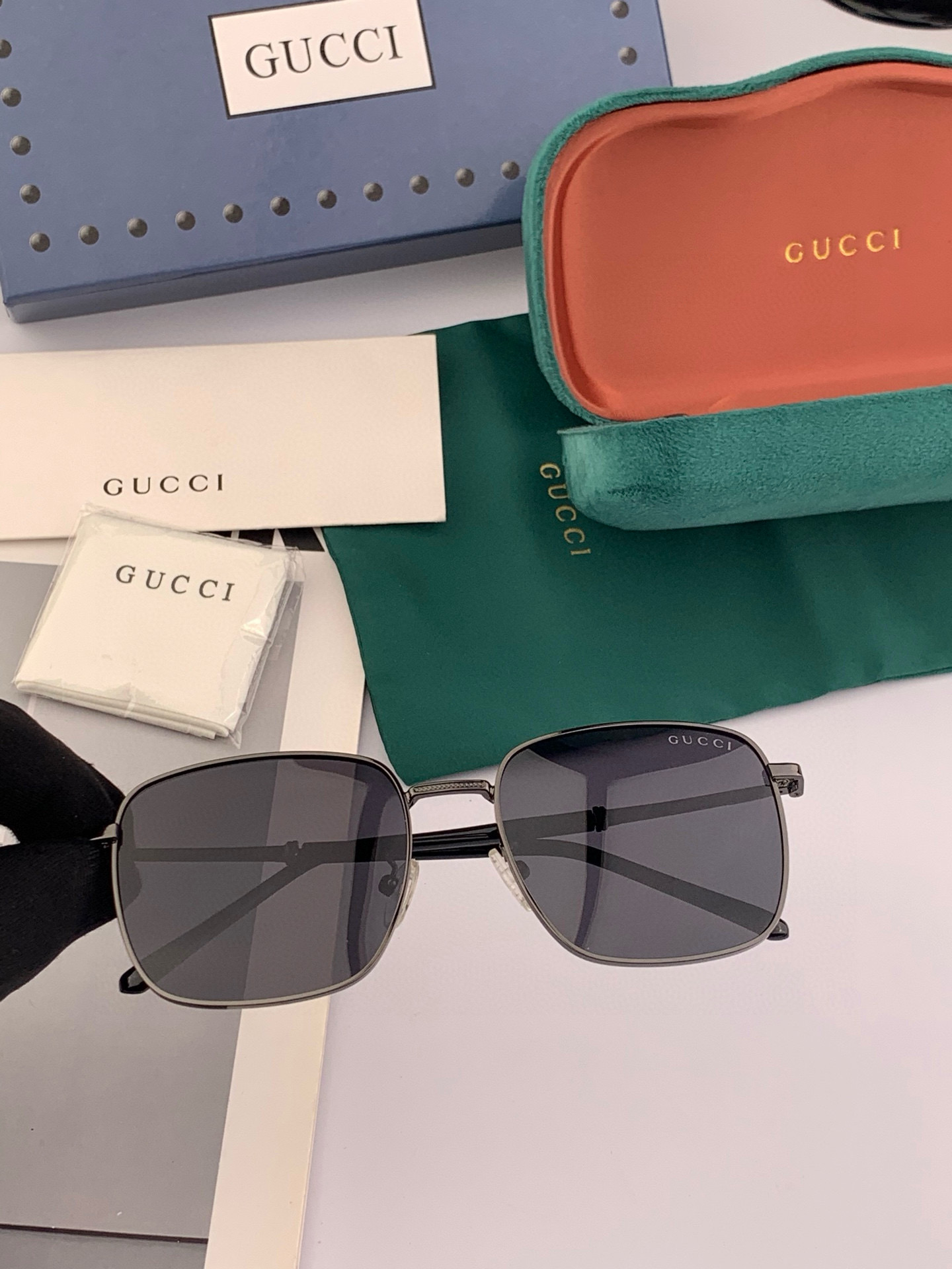   GUCCI 官网同步。  高品质男女款墨镜   👍 进口宝丽来偏光镜片  。蛤蟆镜 开车钓鱼都可 。