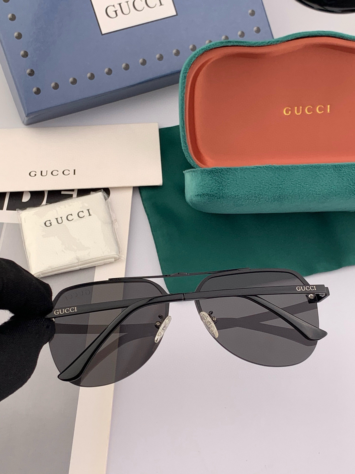  GUCCI 官网同步。  高品质男女款墨镜   👍 进口宝丽来偏光镜片  。蛤蟆镜 开车钓鱼都可 。型