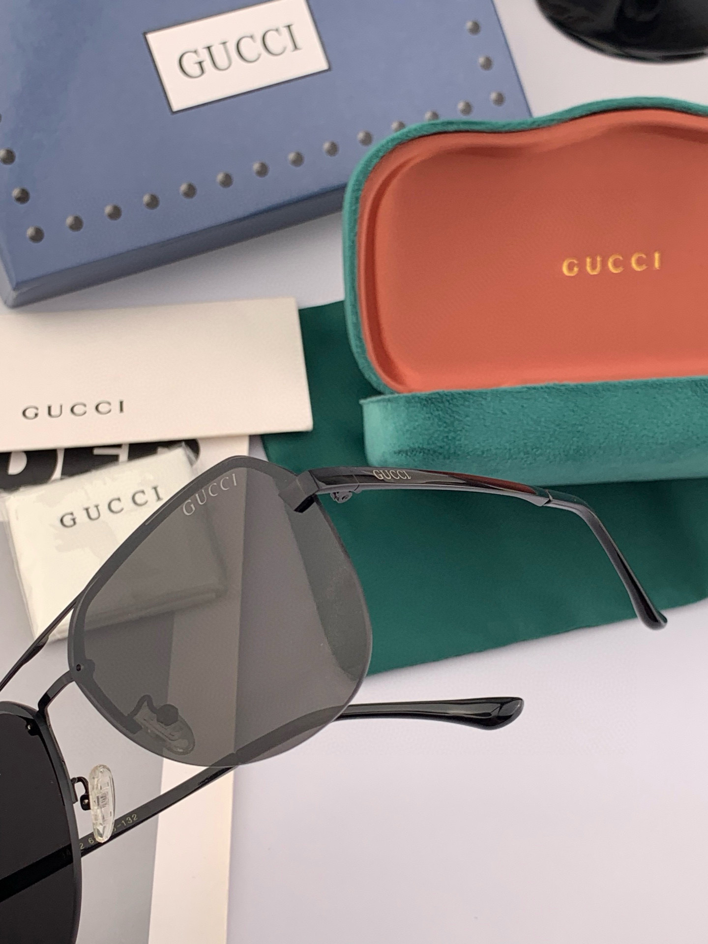  GUCCI 官网同步。  高品质男女款墨镜   👍 进口宝丽来偏光镜片  。蛤蟆镜 开车钓鱼都可 。型