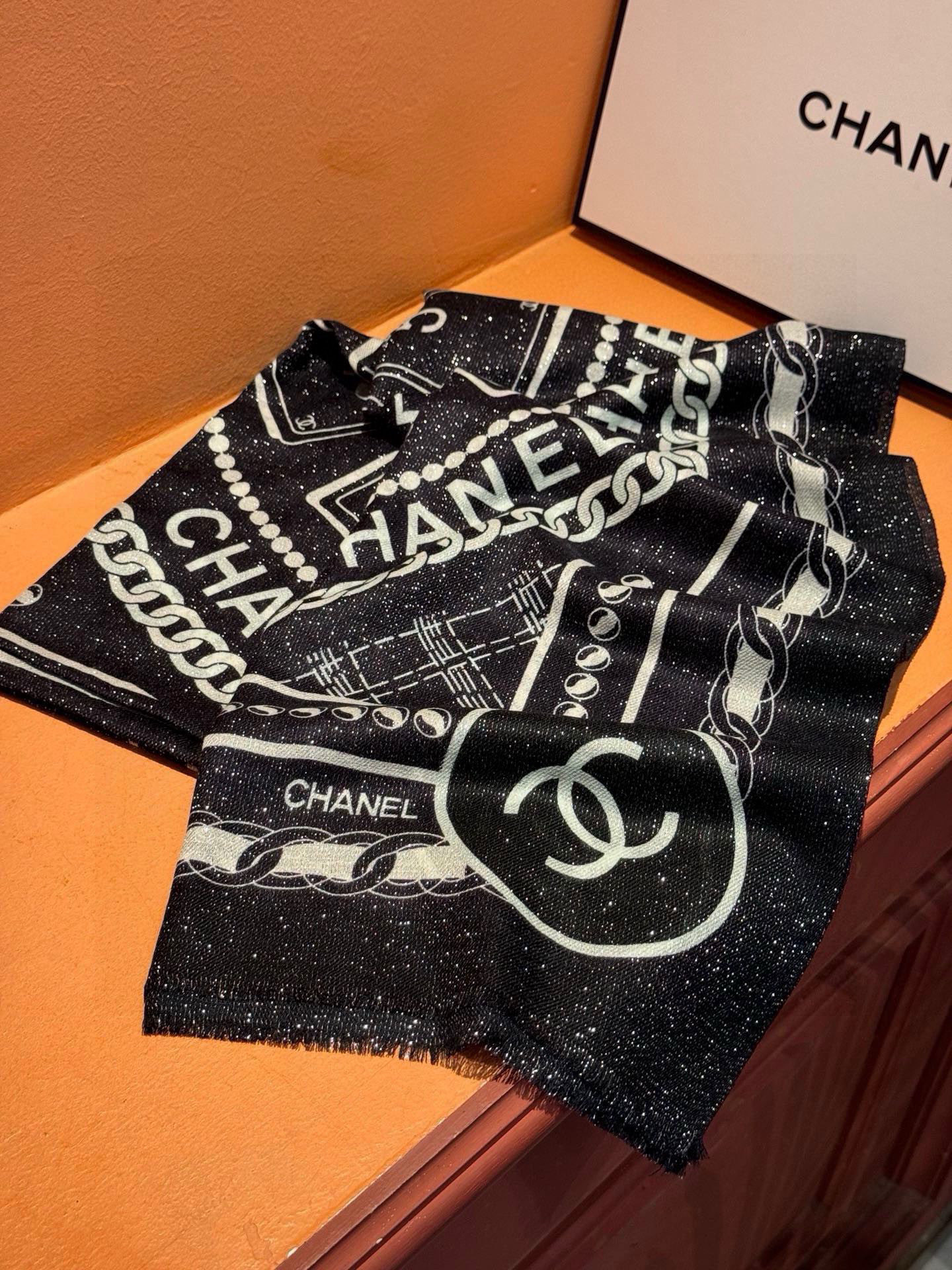  上新🌟 会发光发亮的围巾 💄💋新款客供银线💖羊绒面料长巾 😘美翻了流泪【小香银线图标】，御用殿堂级极品