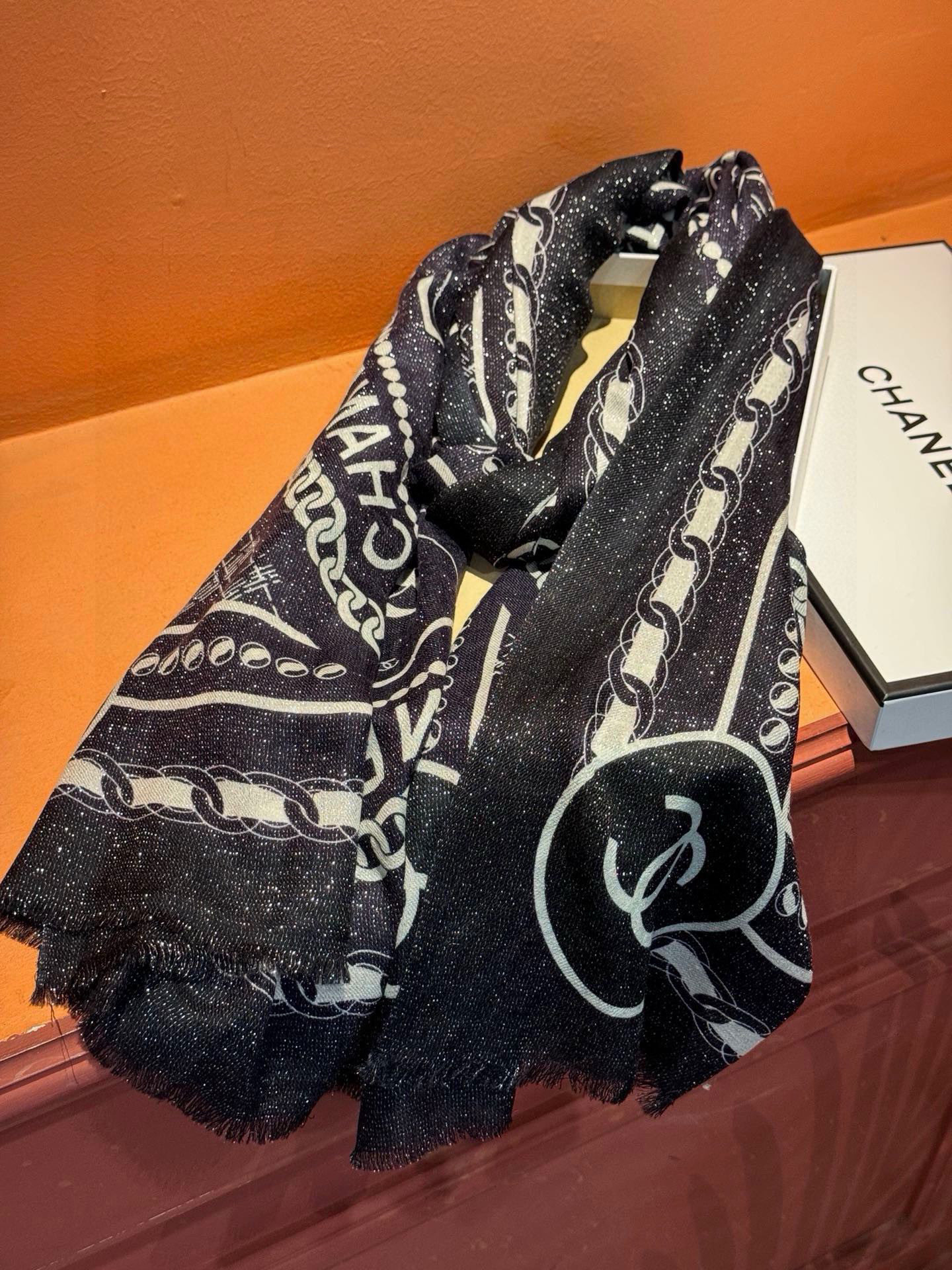  上新🌟 会发光发亮的围巾 💄💋新款客供银线💖羊绒面料长巾 😘美翻了流泪【小香银线图标】，御用殿堂级极品